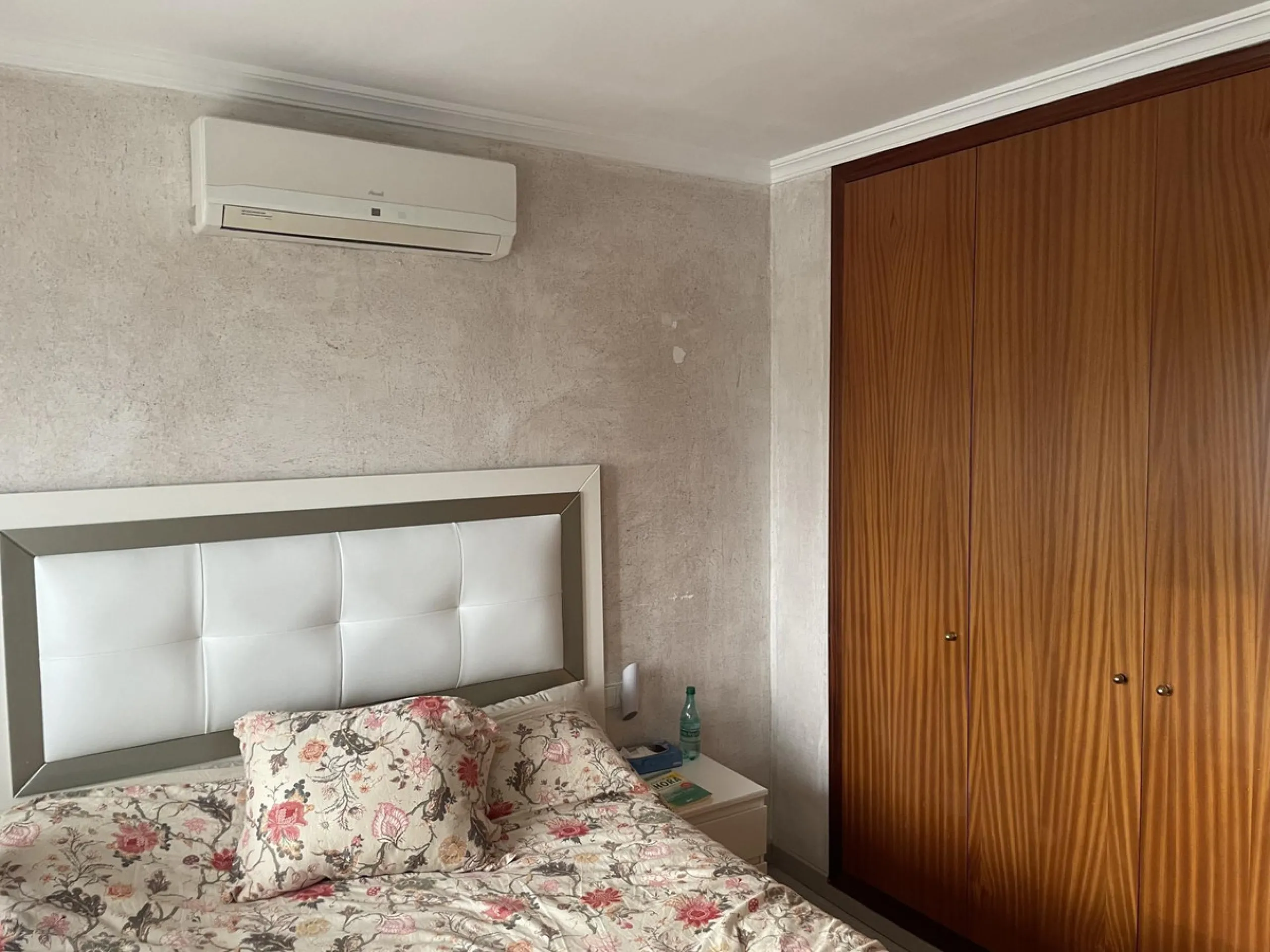This property is situated in a quiet residential area of Riviera del Sol, with excellent amenities and facilities nearby. It is just a few minutes' drive from the beach and in the heart of Mijas, very close to the Miraflores Golf Club. This flat is situat