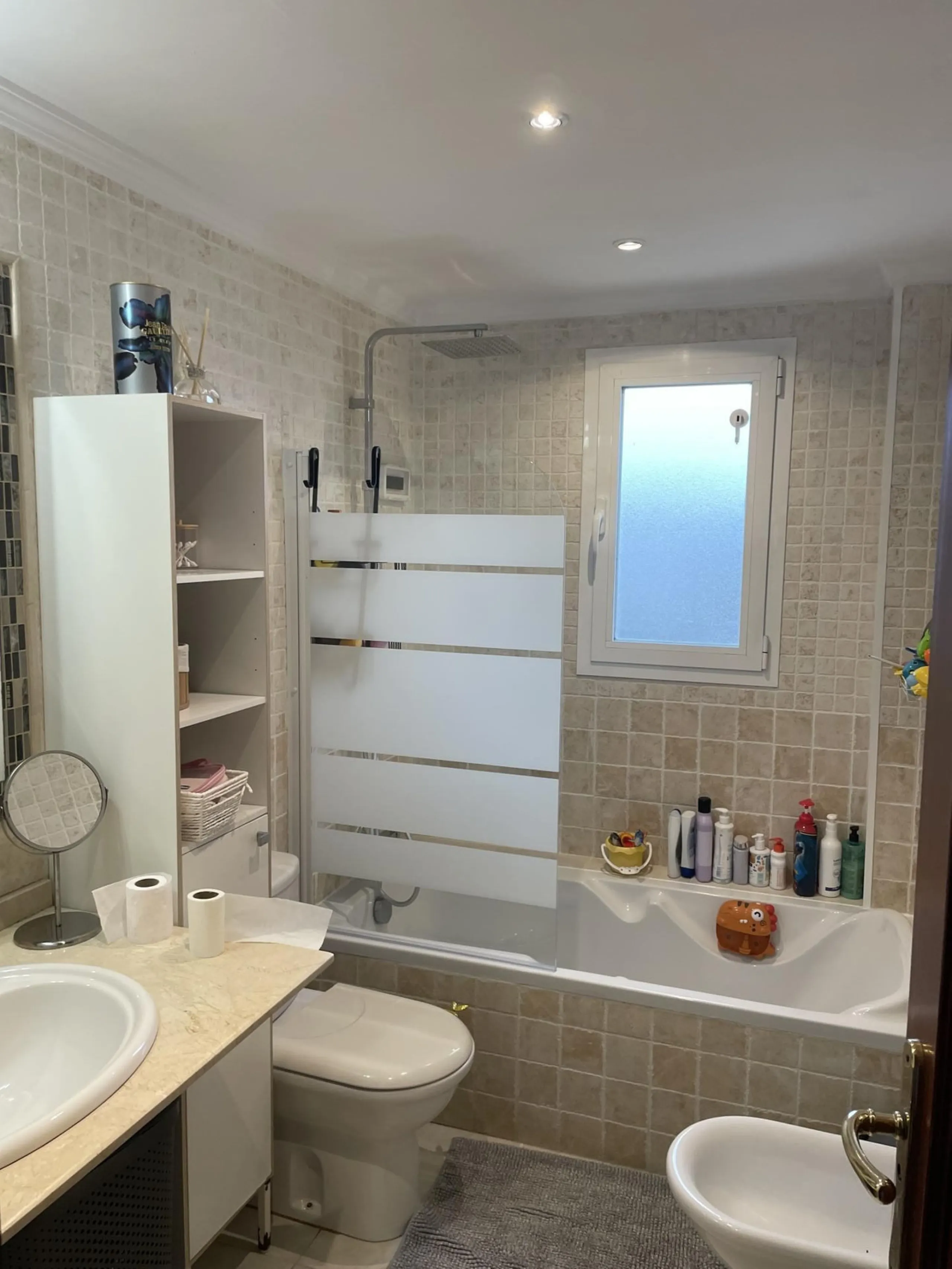 This property is situated in a quiet residential area of Riviera del Sol, with excellent amenities and facilities nearby. It is just a few minutes' drive from the beach and in the heart of Mijas, very close to the Miraflores Golf Club. This flat is situat