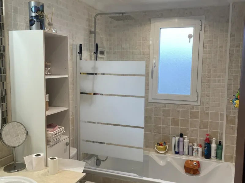 This property is situated in a quiet residential area of Riviera del Sol, with excellent amenities and facilities nearby. It is just a few minutes' drive from the beach and in the heart of Mijas, very close to the Miraflores Golf Club. This flat is situat