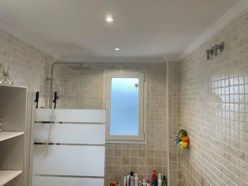 This property is situated in a quiet residential area of Riviera del Sol, with excellent amenities and facilities nearby. It is just a few minutes' drive from the beach and in the heart of Mijas, very close to the Miraflores Golf Club. This flat is situat
