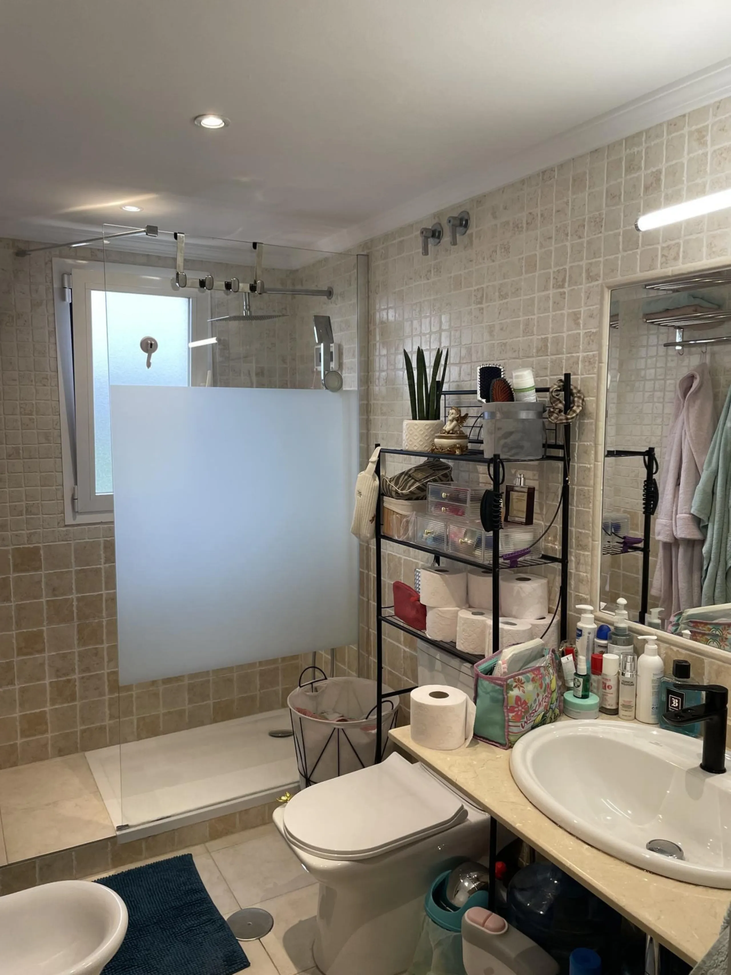 This property is situated in a quiet residential area of Riviera del Sol, with excellent amenities and facilities nearby. It is just a few minutes' drive from the beach and in the heart of Mijas, very close to the Miraflores Golf Club. This flat is situat