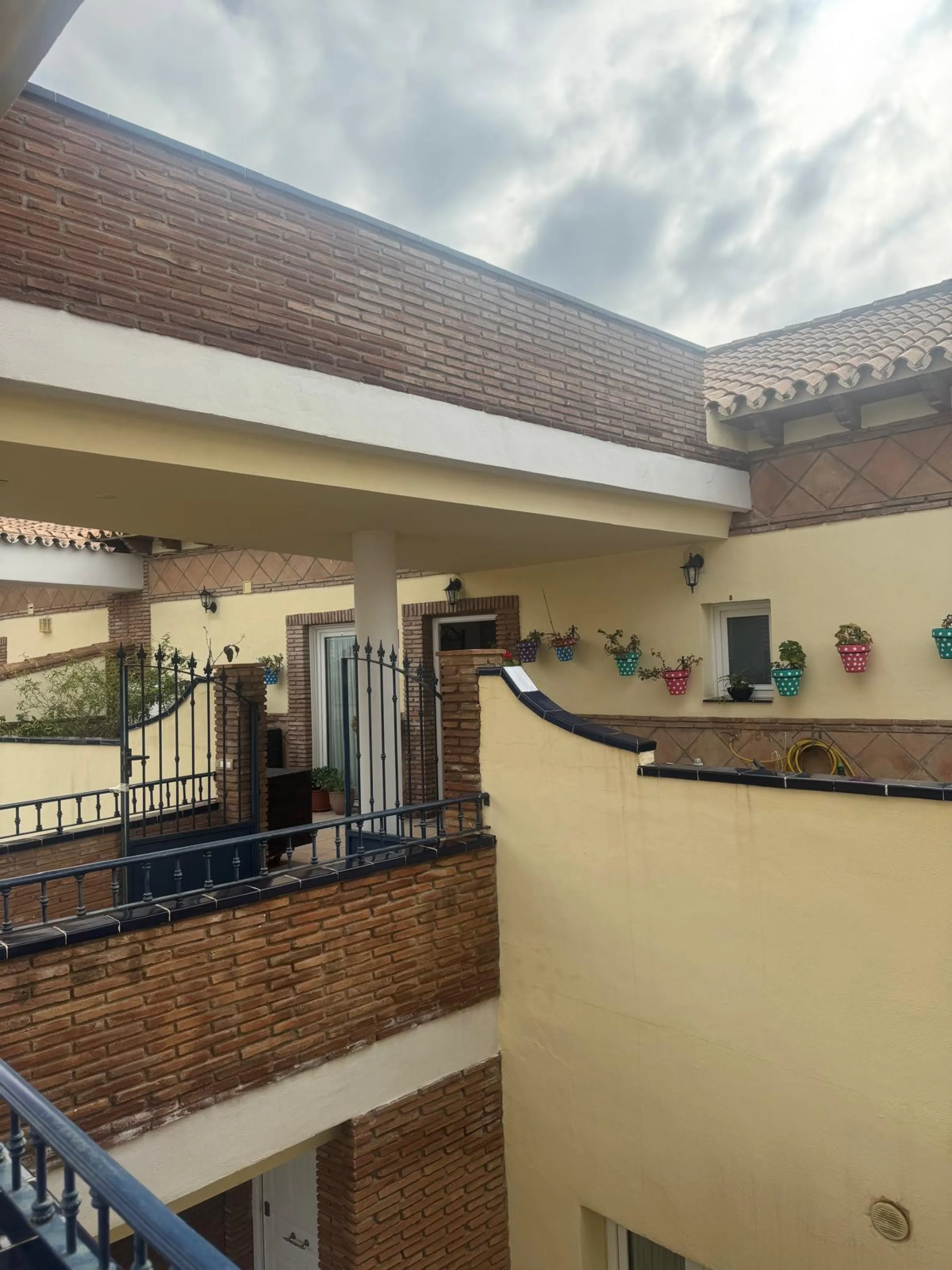 Should exclusivity, security, spaciousness, and stunning views be of interest to a golf enthusiast, this penthouse may be the ideal solution. This wonderful property is located in close proximity to the Miraflores Golf Club, situated within a distinguishe