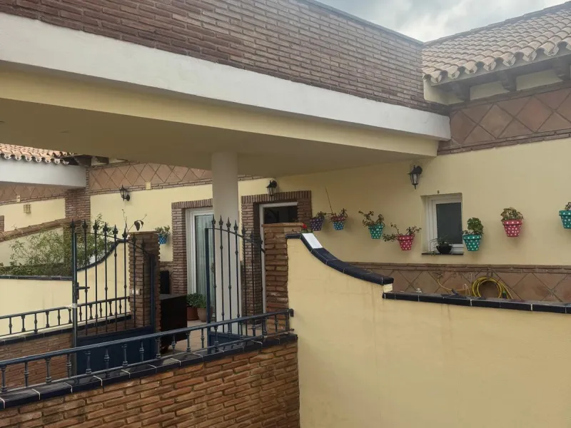 Should exclusivity, security, spaciousness, and stunning views be of interest to a golf enthusiast, this penthouse may be the ideal solution. This wonderful property is located in close proximity to the Miraflores Golf Club, situated within a distinguishe