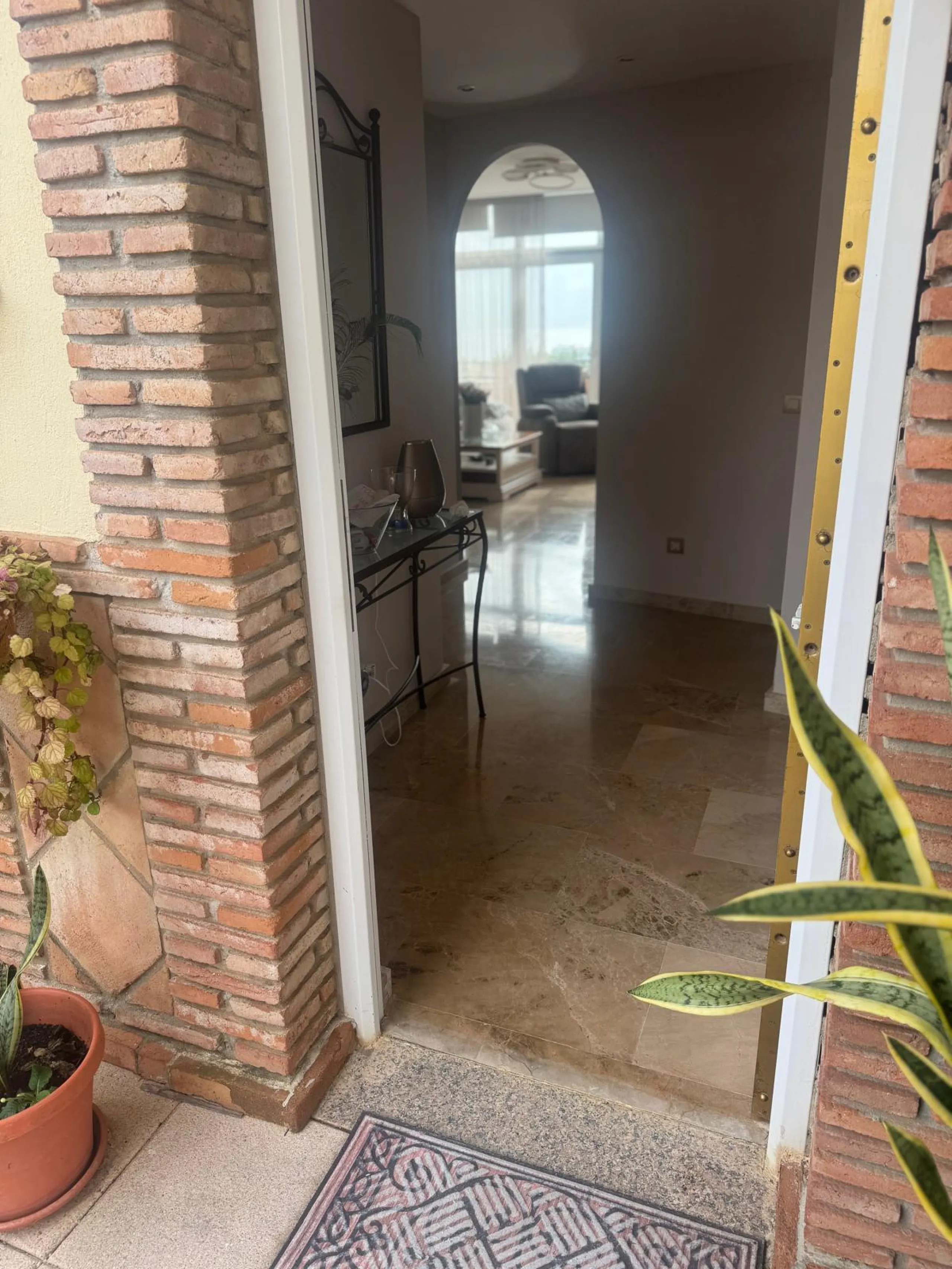 Should exclusivity, security, spaciousness, and stunning views be of interest to a golf enthusiast, this penthouse may be the ideal solution. This wonderful property is located in close proximity to the Miraflores Golf Club, situated within a distinguishe