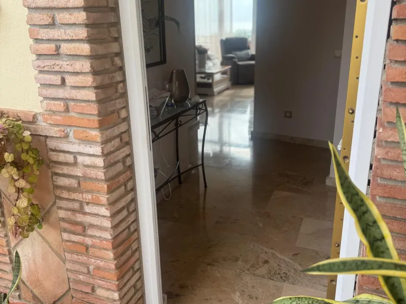 Should exclusivity, security, spaciousness, and stunning views be of interest to a golf enthusiast, this penthouse may be the ideal solution. This wonderful property is located in close proximity to the Miraflores Golf Club, situated within a distinguishe