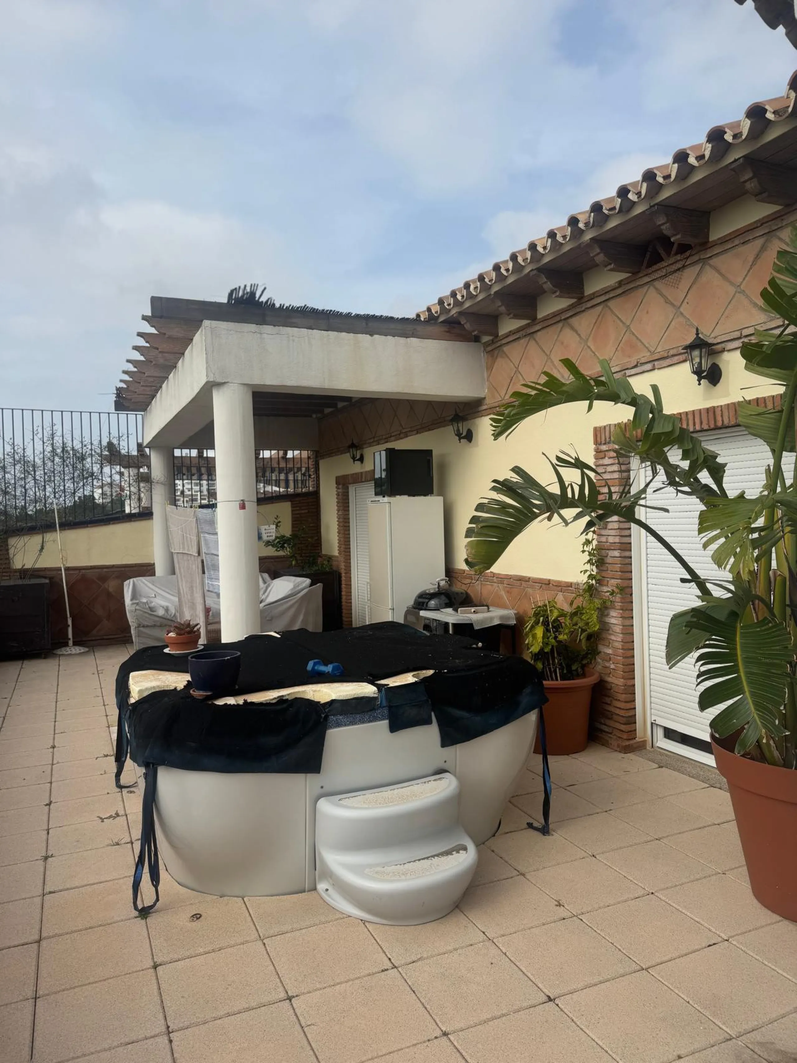 Should exclusivity, security, spaciousness, and stunning views be of interest to a golf enthusiast, this penthouse may be the ideal solution. This wonderful property is located in close proximity to the Miraflores Golf Club, situated within a distinguishe