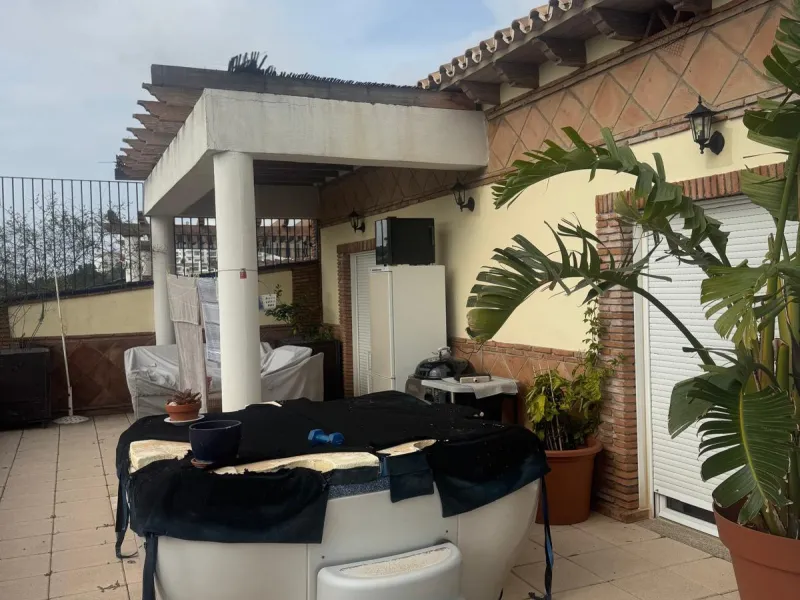 Should exclusivity, security, spaciousness, and stunning views be of interest to a golf enthusiast, this penthouse may be the ideal solution. This wonderful property is located in close proximity to the Miraflores Golf Club, situated within a distinguishe