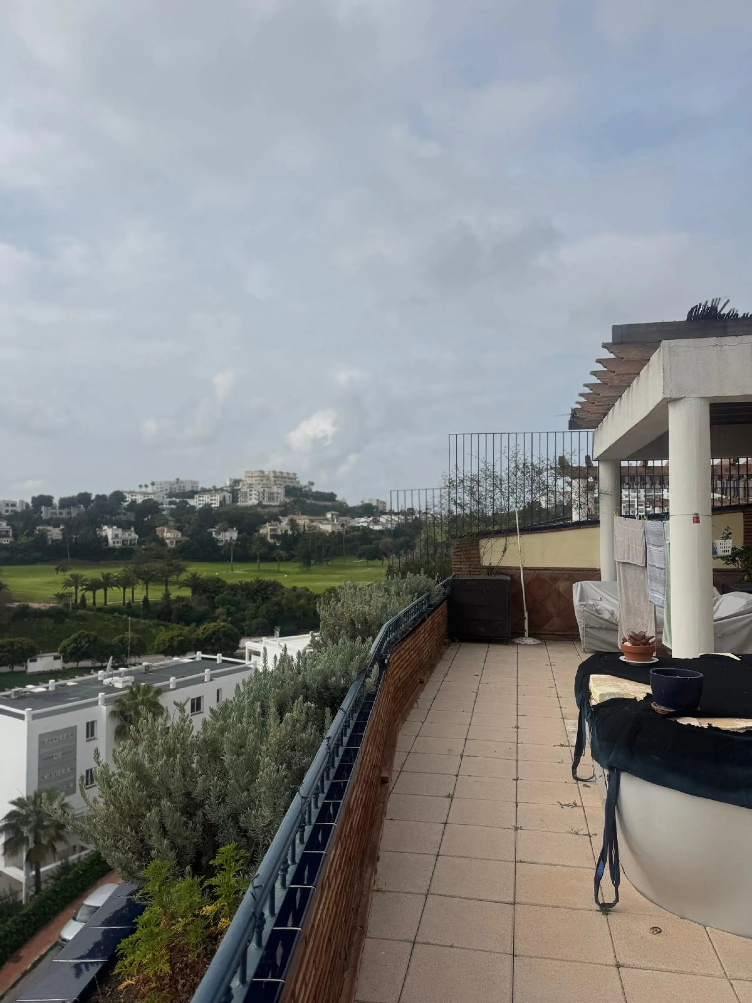 Should exclusivity, security, spaciousness, and stunning views be of interest to a golf enthusiast, this penthouse may be the ideal solution. This wonderful property is located in close proximity to the Miraflores Golf Club, situated within a distinguishe