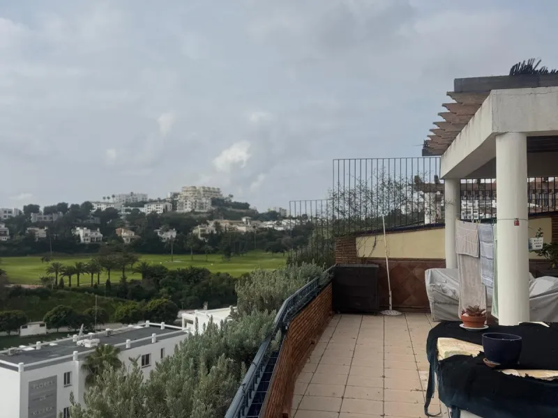 Should exclusivity, security, spaciousness, and stunning views be of interest to a golf enthusiast, this penthouse may be the ideal solution. This wonderful property is located in close proximity to the Miraflores Golf Club, situated within a distinguishe