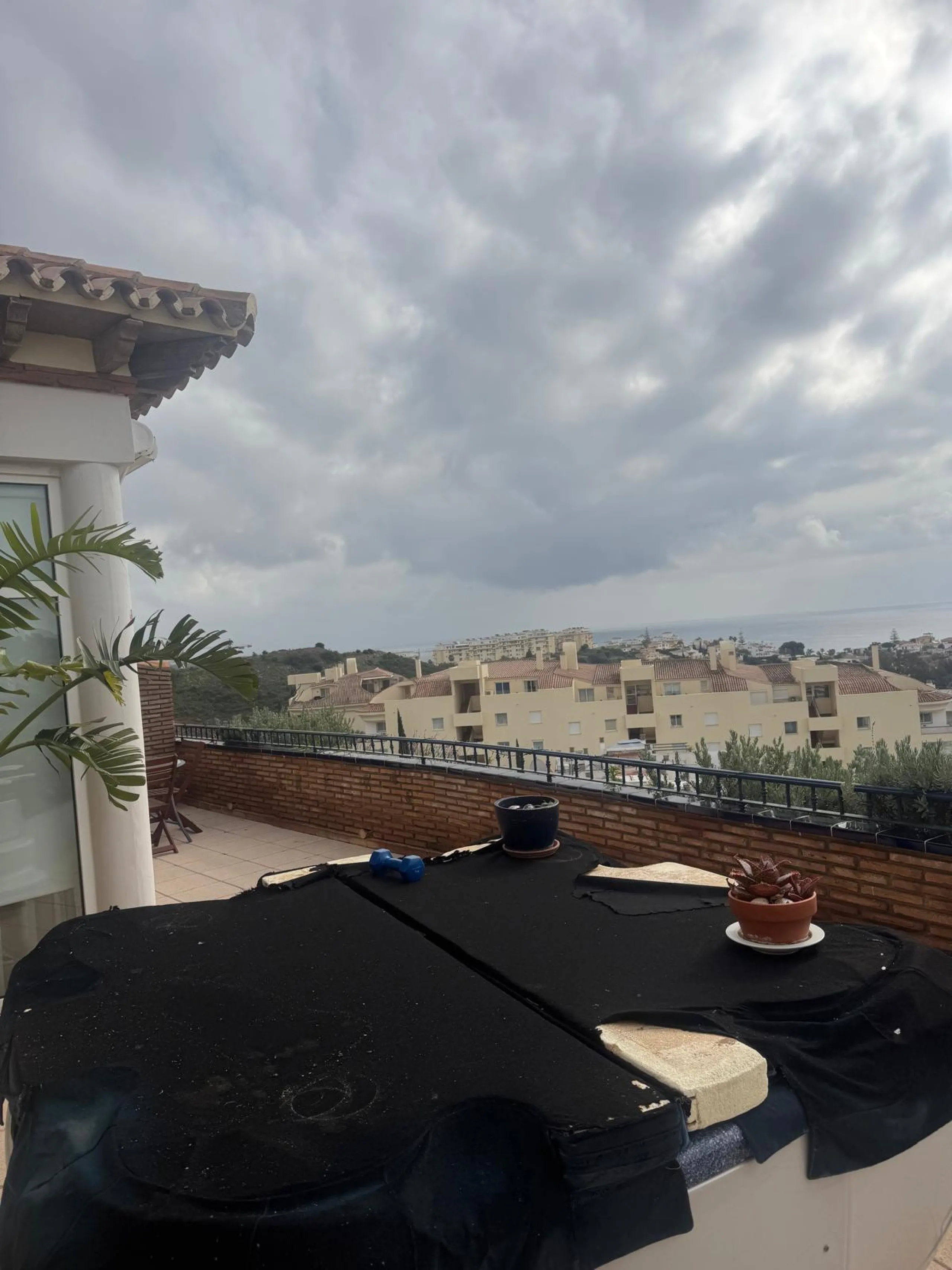 Should exclusivity, security, spaciousness, and stunning views be of interest to a golf enthusiast, this penthouse may be the ideal solution. This wonderful property is located in close proximity to the Miraflores Golf Club, situated within a distinguishe