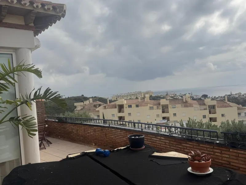 Should exclusivity, security, spaciousness, and stunning views be of interest to a golf enthusiast, this penthouse may be the ideal solution. This wonderful property is located in close proximity to the Miraflores Golf Club, situated within a distinguishe