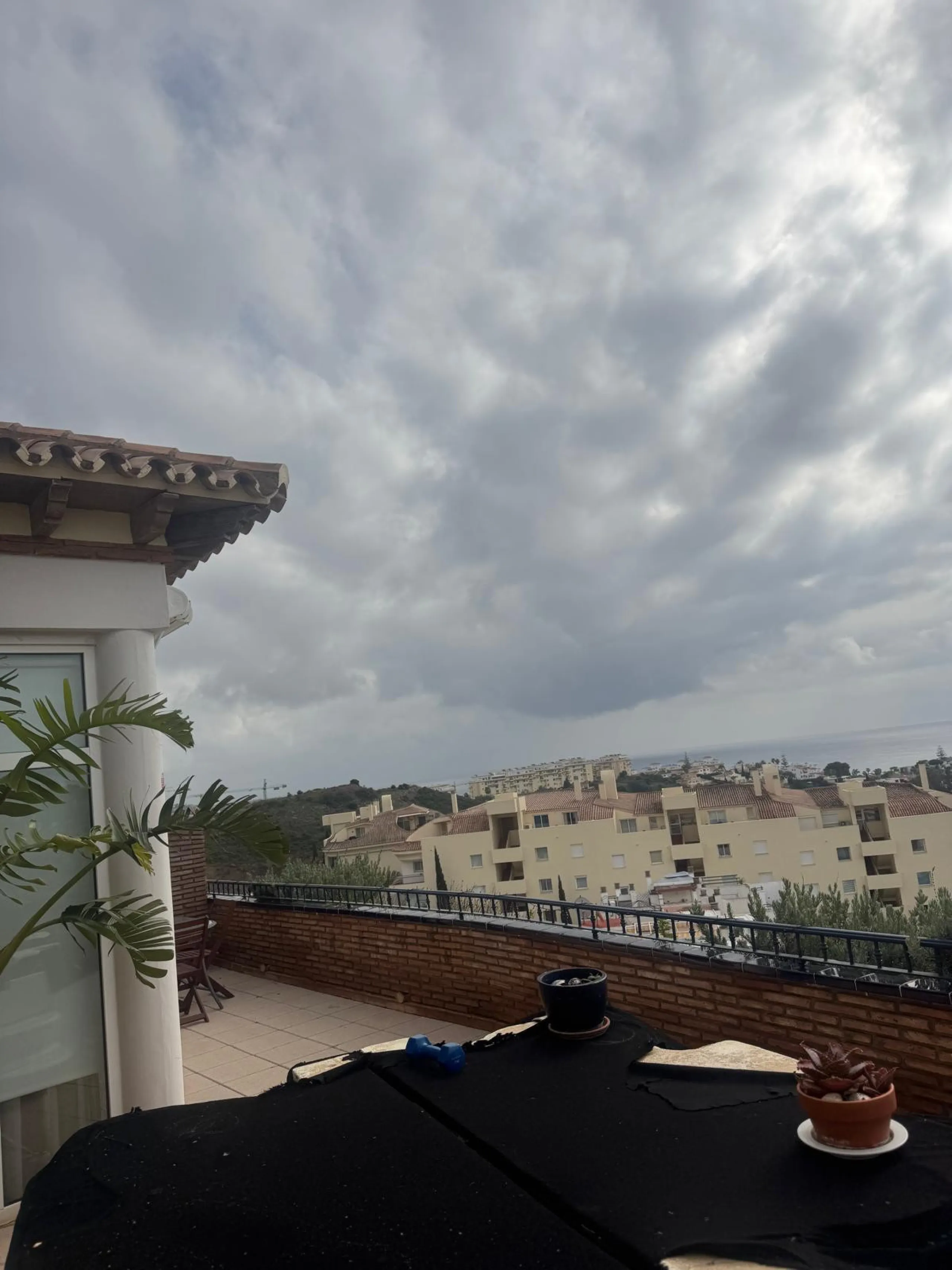 Should exclusivity, security, spaciousness, and stunning views be of interest to a golf enthusiast, this penthouse may be the ideal solution. This wonderful property is located in close proximity to the Miraflores Golf Club, situated within a distinguishe