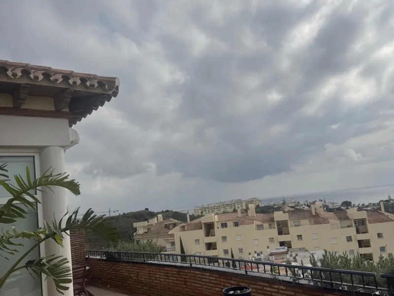 Should exclusivity, security, spaciousness, and stunning views be of interest to a golf enthusiast, this penthouse may be the ideal solution. This wonderful property is located in close proximity to the Miraflores Golf Club, situated within a distinguishe
