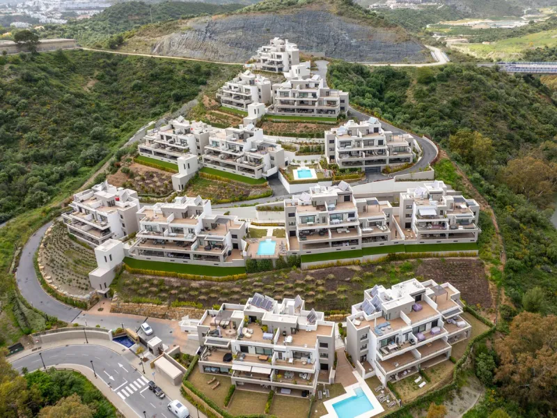 Picture yourself waking each morning to gentle sunlight flooding your home, while you take in the serenity of nature and sweeping views of the Mediterranean and a picturesque natural lake nestled in the heart of Golf Valley.