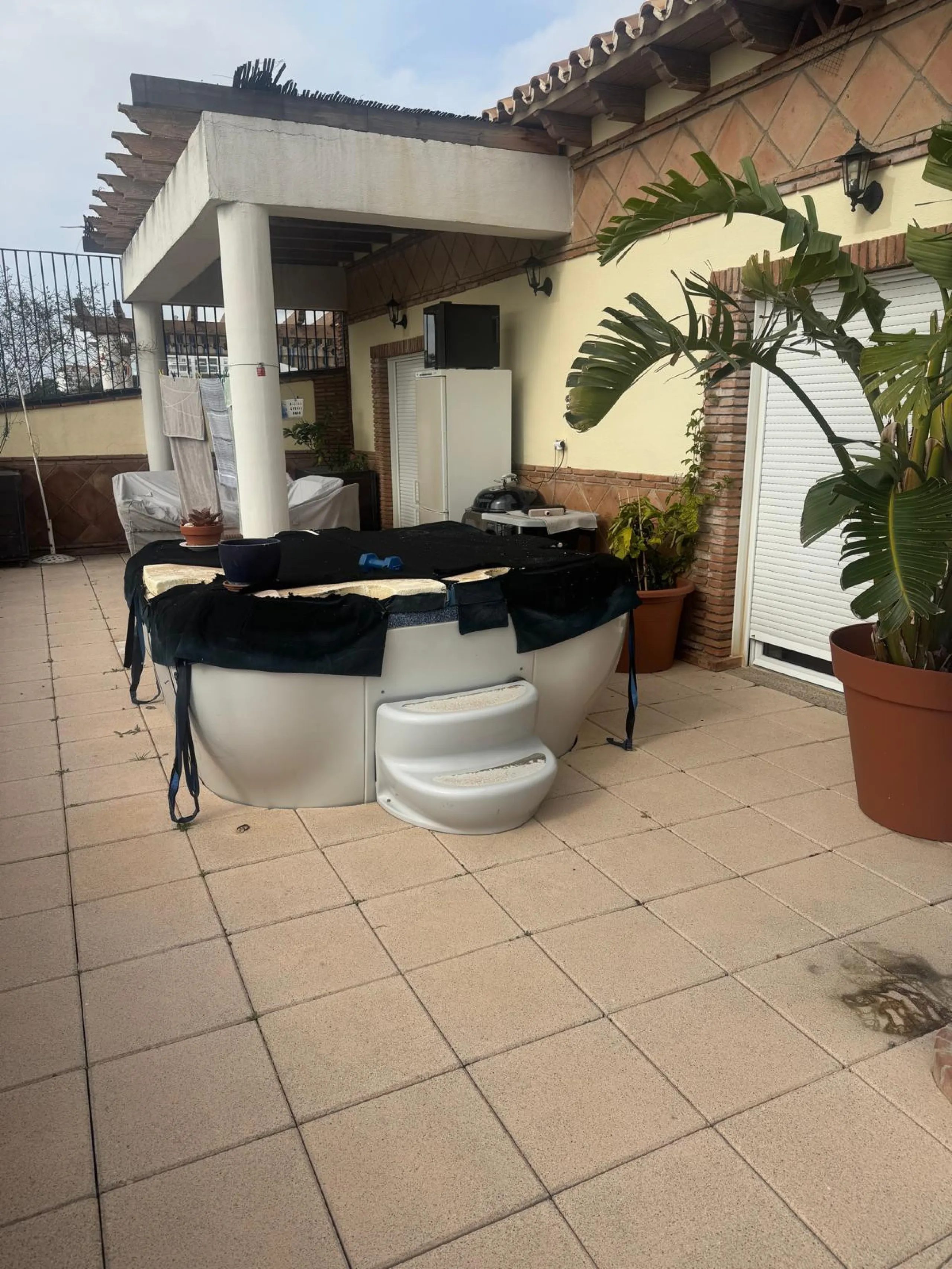 Should exclusivity, security, spaciousness, and stunning views be of interest to a golf enthusiast, this penthouse may be the ideal solution. This wonderful property is located in close proximity to the Miraflores Golf Club, situated within a distinguishe