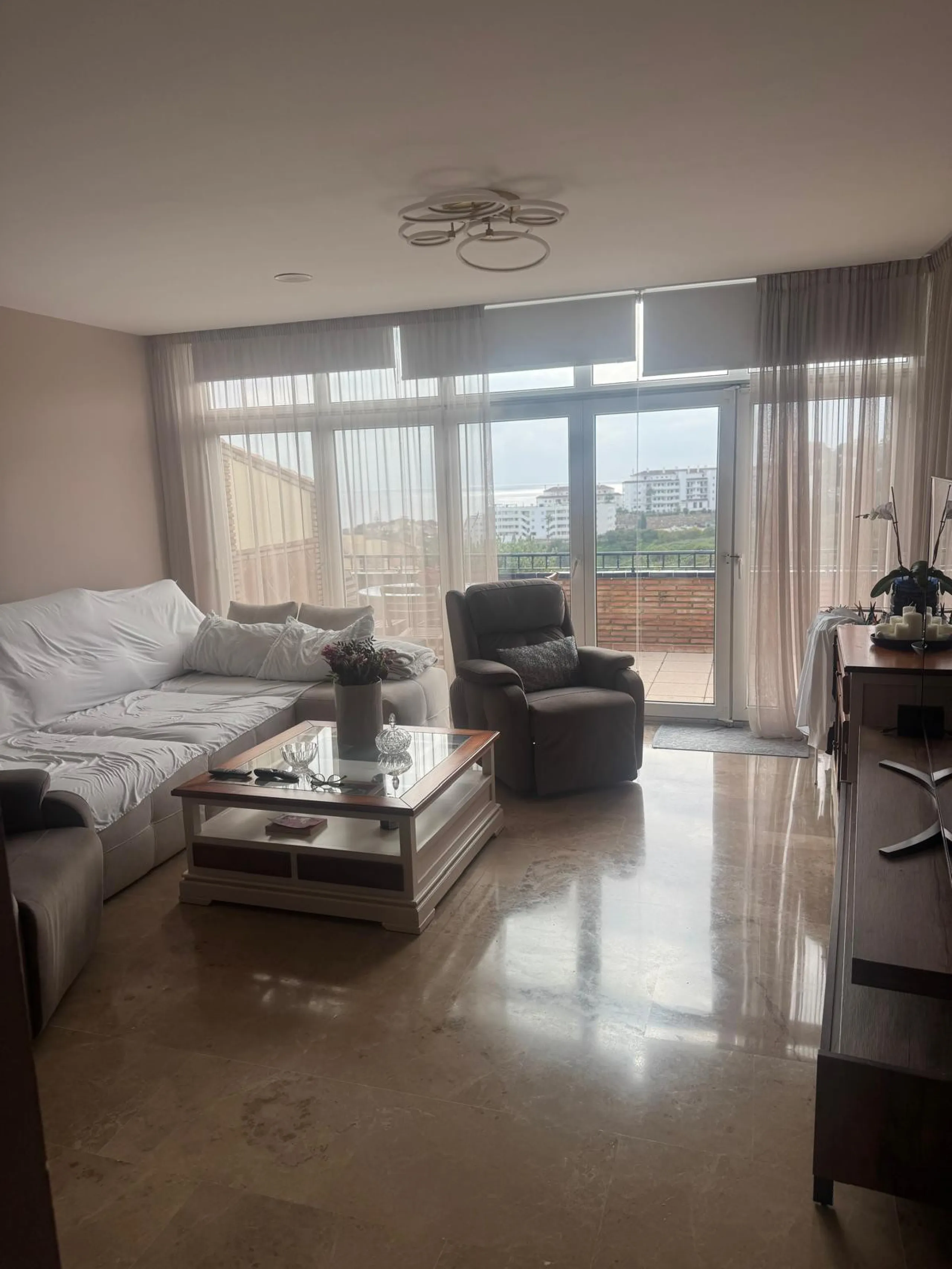 Should exclusivity, security, spaciousness, and stunning views be of interest to a golf enthusiast, this penthouse may be the ideal solution. This wonderful property is located in close proximity to the Miraflores Golf Club, situated within a distinguishe
