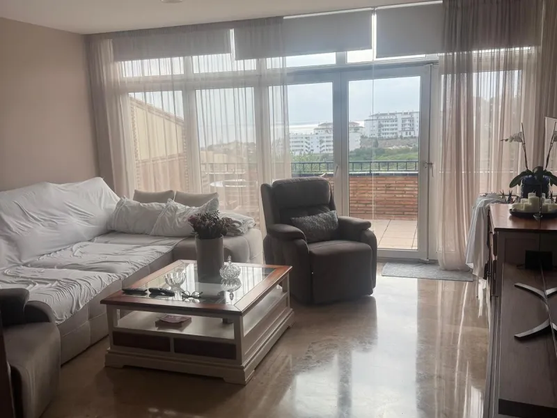 Should exclusivity, security, spaciousness, and stunning views be of interest to a golf enthusiast, this penthouse may be the ideal solution. This wonderful property is located in close proximity to the Miraflores Golf Club, situated within a distinguishe
