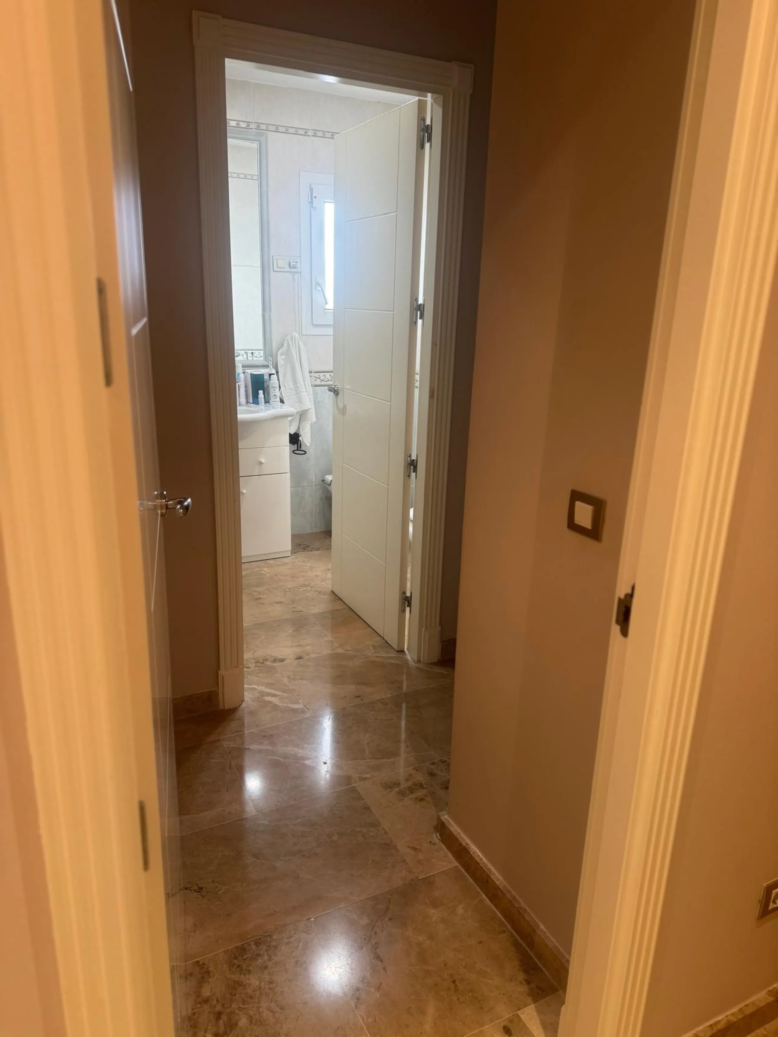 Should exclusivity, security, spaciousness, and stunning views be of interest to a golf enthusiast, this penthouse may be the ideal solution. This wonderful property is located in close proximity to the Miraflores Golf Club, situated within a distinguishe