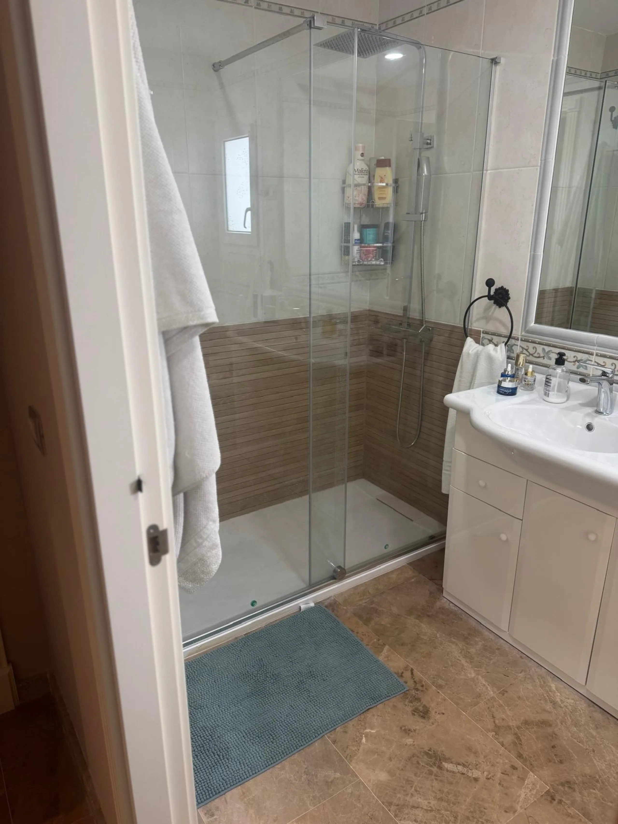 Should exclusivity, security, spaciousness, and stunning views be of interest to a golf enthusiast, this penthouse may be the ideal solution. This wonderful property is located in close proximity to the Miraflores Golf Club, situated within a distinguishe