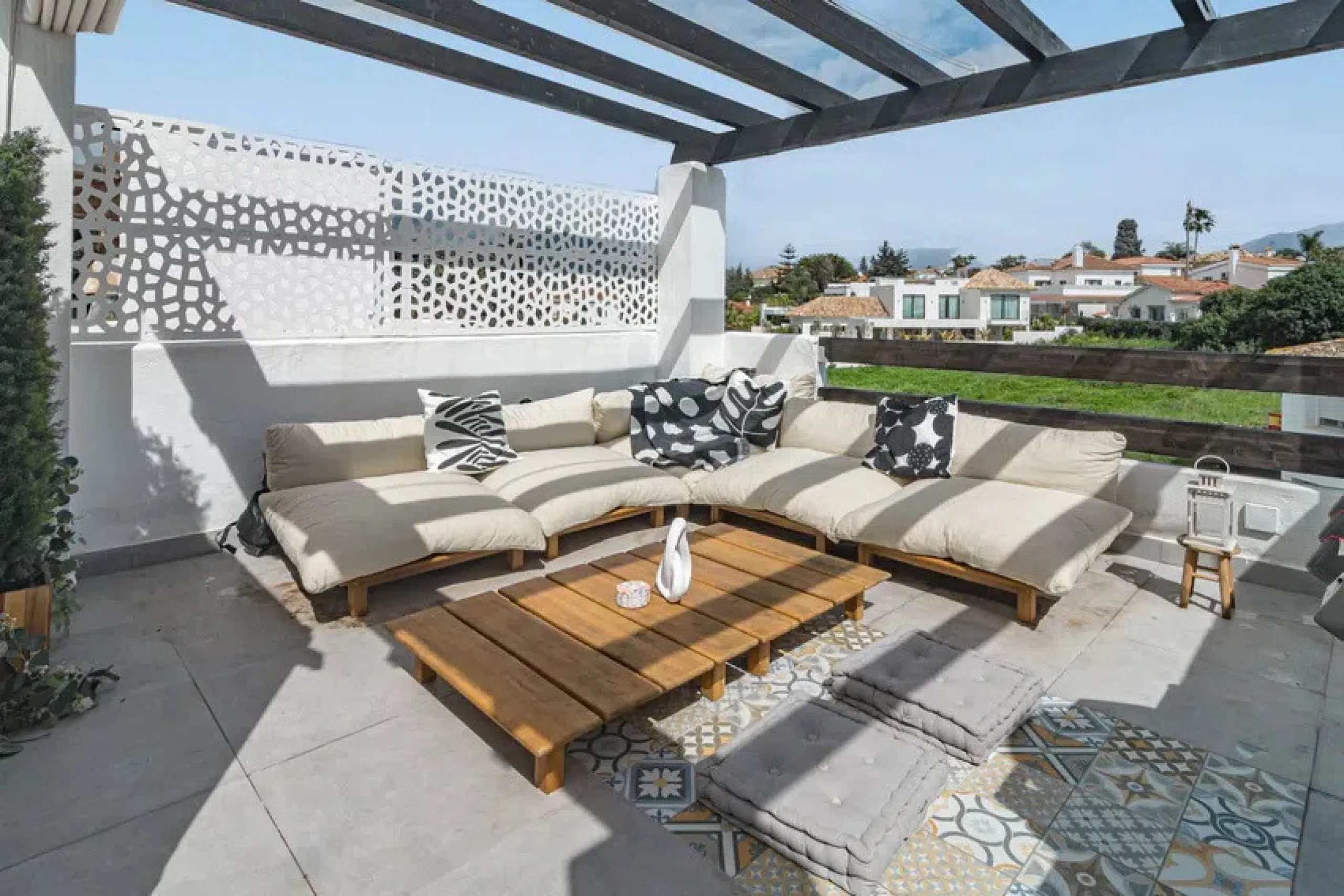 This marvelous property is situated within a well-known gated community in San Pedro de Alcántara, with a short walking distance from both Linda Vista Beach and San Pedro, and is well connected to amenities and facilities.
