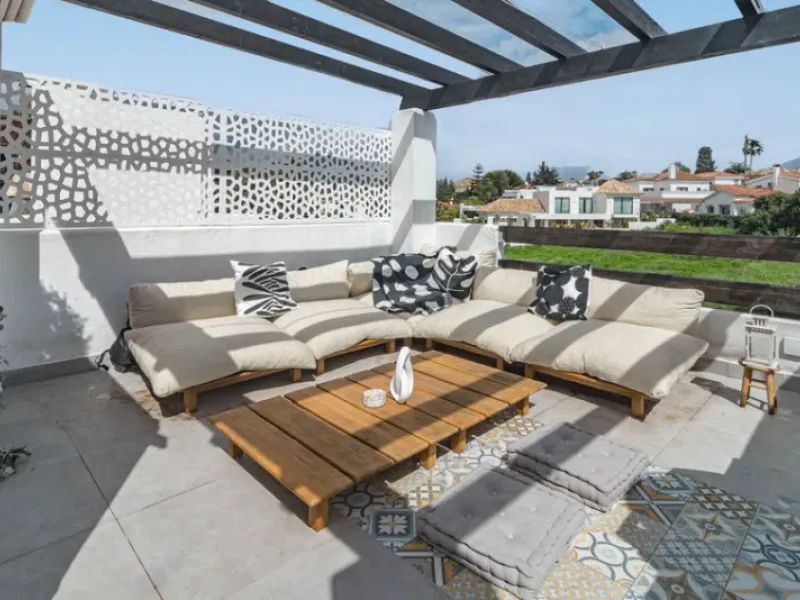 This marvelous property is situated within a well-known gated community in San Pedro de Alcántara, with a short walking distance from both Linda Vista Beach and San Pedro, and is well connected to amenities and facilities.