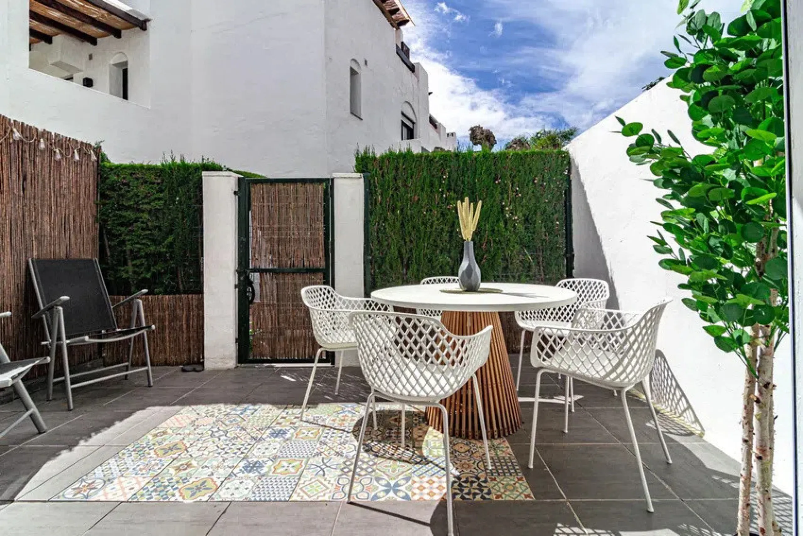 This marvelous property is situated within a well-known gated community in San Pedro de Alcántara, with a short walking distance from both Linda Vista Beach and San Pedro, and is well connected to amenities and facilities.