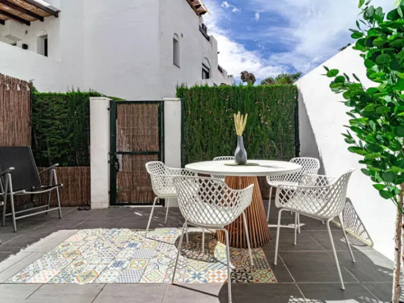 This marvelous property is situated within a well-known gated community in San Pedro de Alcántara, with a short walking distance from both Linda Vista Beach and San Pedro, and is well connected to amenities and facilities.