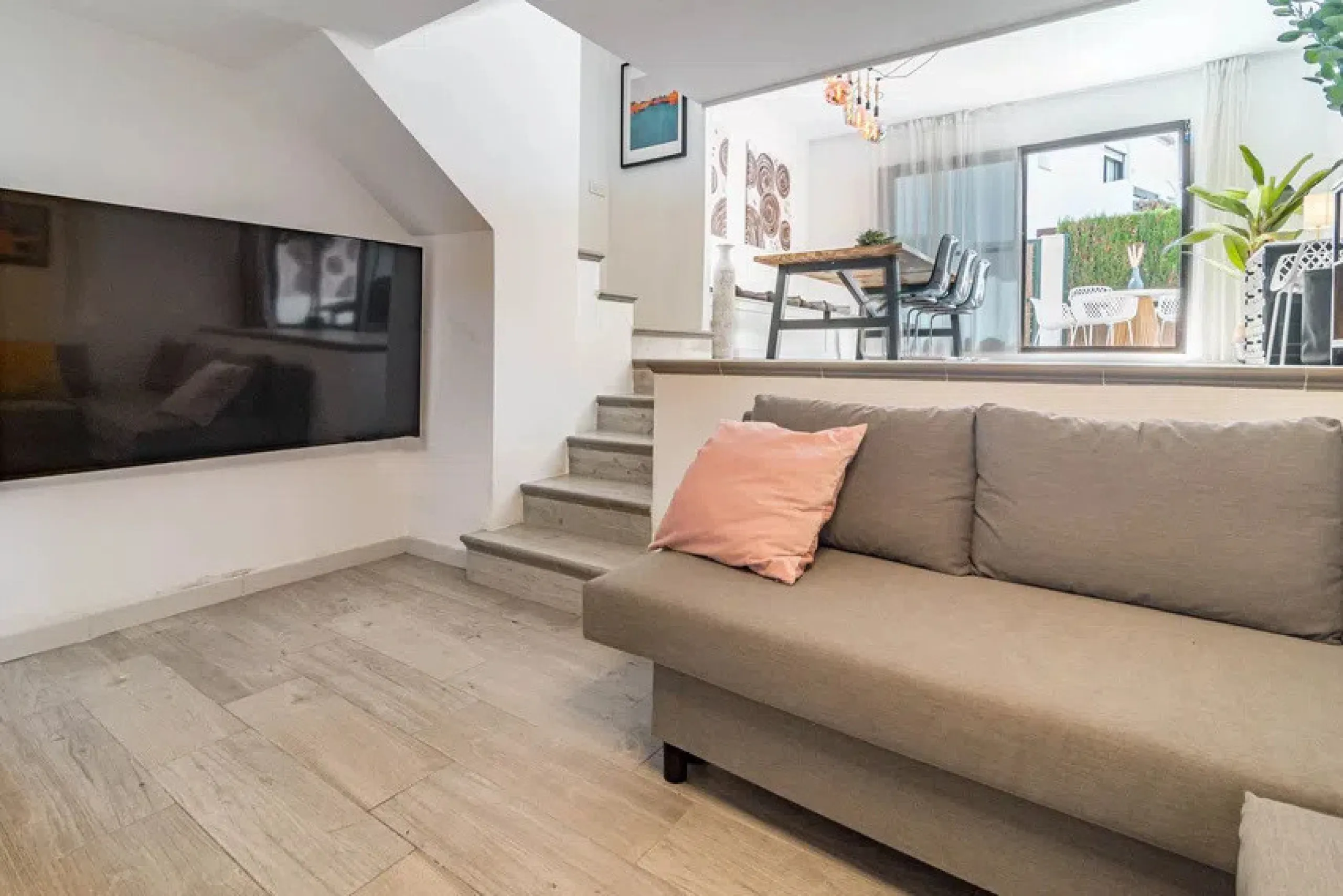 This marvelous property is situated within a well-known gated community in San Pedro de Alcántara, with a short walking distance from both Linda Vista Beach and San Pedro, and is well connected to amenities and facilities.