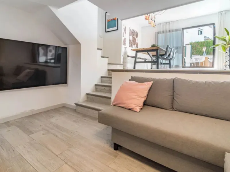 This marvelous property is situated within a well-known gated community in San Pedro de Alcántara, with a short walking distance from both Linda Vista Beach and San Pedro, and is well connected to amenities and facilities.