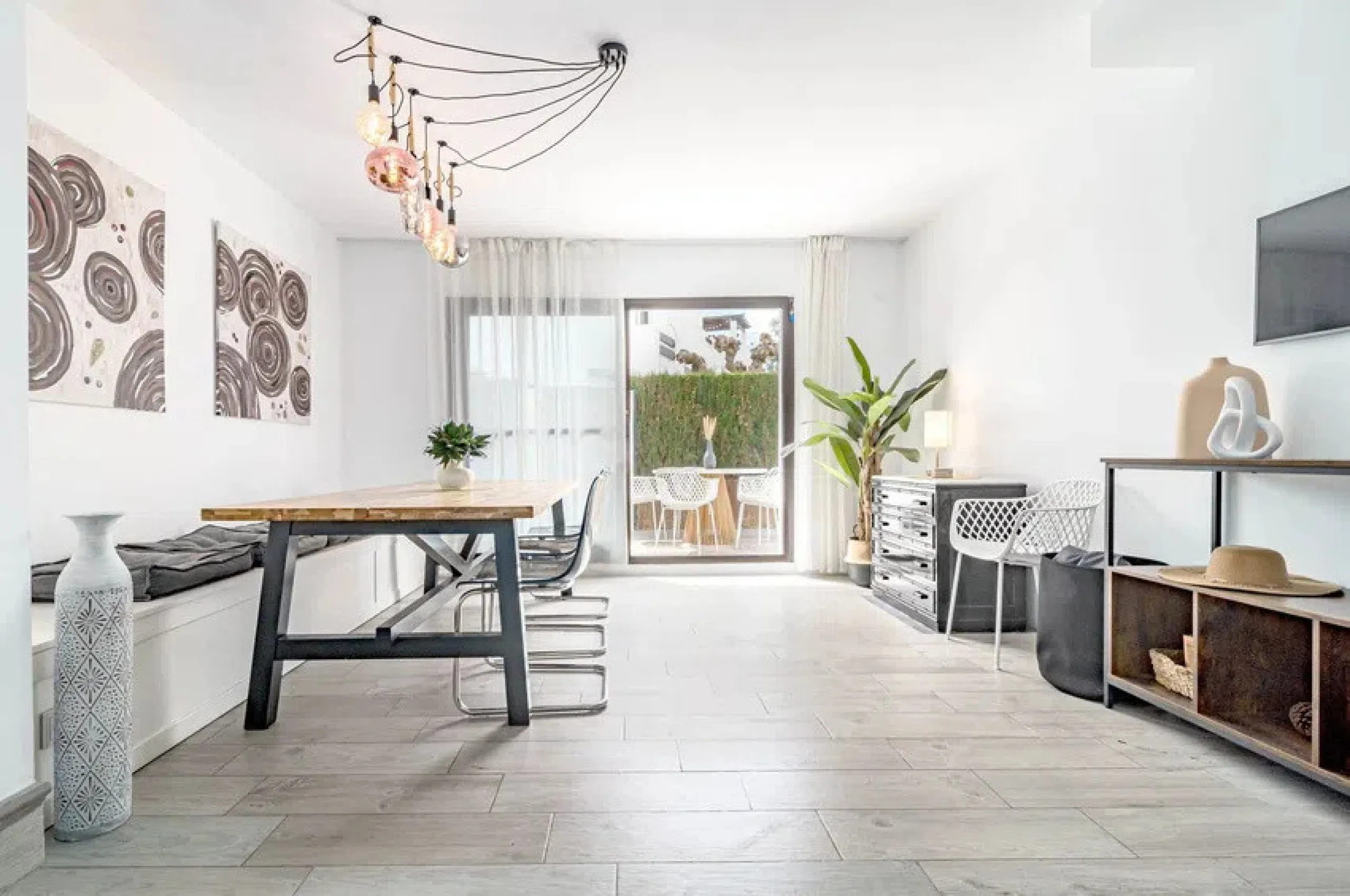 This marvelous property is situated within a well-known gated community in San Pedro de Alcántara, with a short walking distance from both Linda Vista Beach and San Pedro, and is well connected to amenities and facilities.