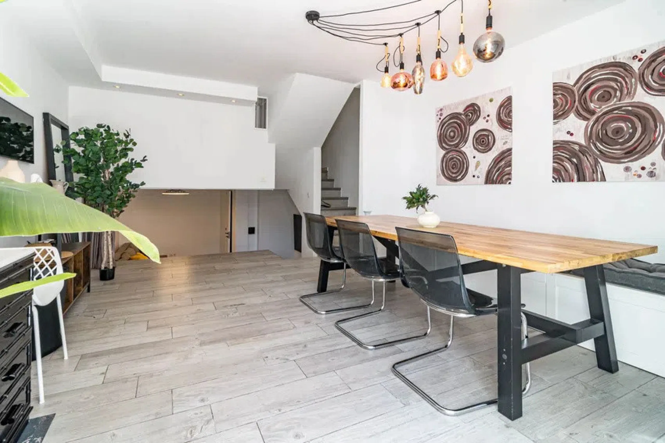 This marvelous property is situated within a well-known gated community in San Pedro de Alcántara, with a short walking distance from both Linda Vista Beach and San Pedro, and is well connected to amenities and facilities.