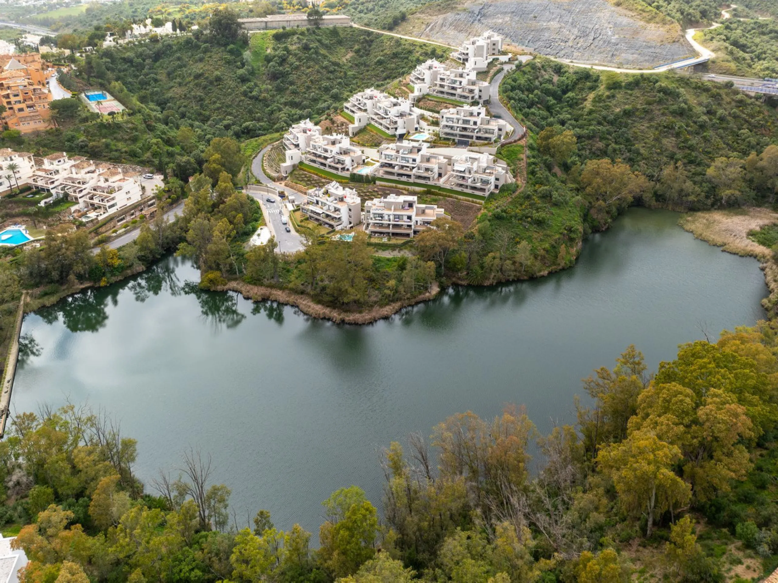 Apartment - Middle Floor Apartment в продаже в Marbella, Málaga. В доме 2 спален и 2 ванных комнат. Площадь дома 100 м²