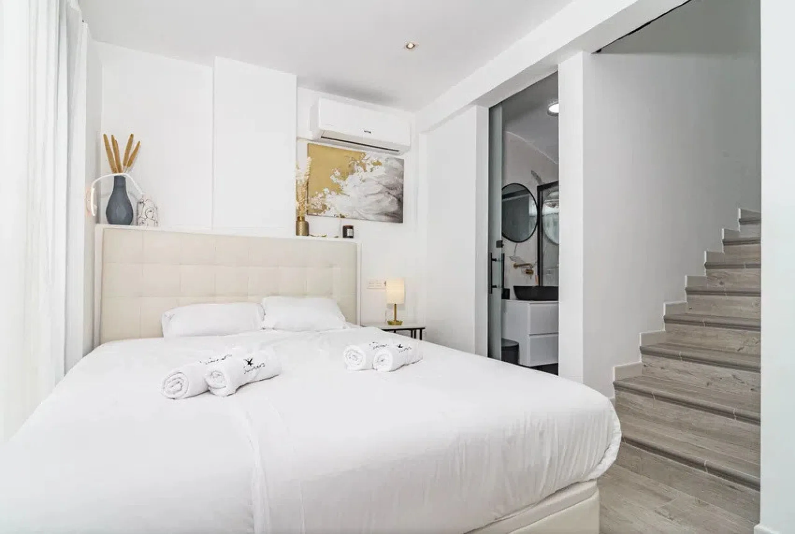 This marvelous property is situated within a well-known gated community in San Pedro de Alcántara, with a short walking distance from both Linda Vista Beach and San Pedro, and is well connected to amenities and facilities.