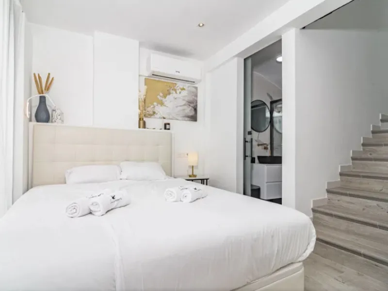 This marvelous property is situated within a well-known gated community in San Pedro de Alcántara, with a short walking distance from both Linda Vista Beach and San Pedro, and is well connected to amenities and facilities.