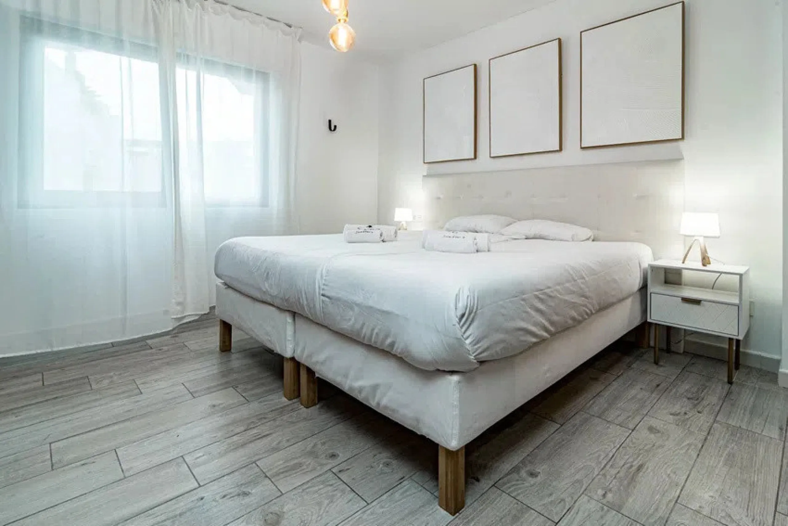 This marvelous property is situated within a well-known gated community in San Pedro de Alcántara, with a short walking distance from both Linda Vista Beach and San Pedro, and is well connected to amenities and facilities.