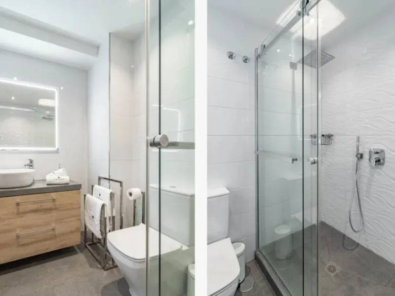 This marvelous property is situated within a well-known gated community in San Pedro de Alcántara, with a short walking distance from both Linda Vista Beach and San Pedro, and is well connected to amenities and facilities.