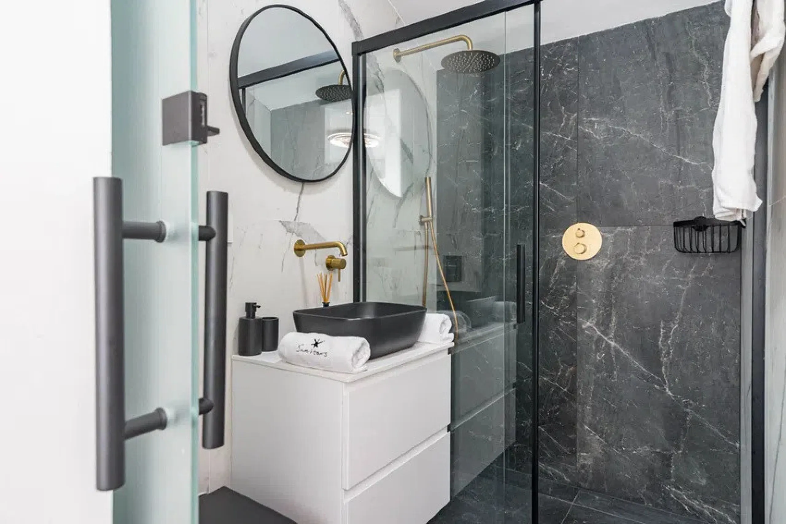 This marvelous property is situated within a well-known gated community in San Pedro de Alcántara, with a short walking distance from both Linda Vista Beach and San Pedro, and is well connected to amenities and facilities.
