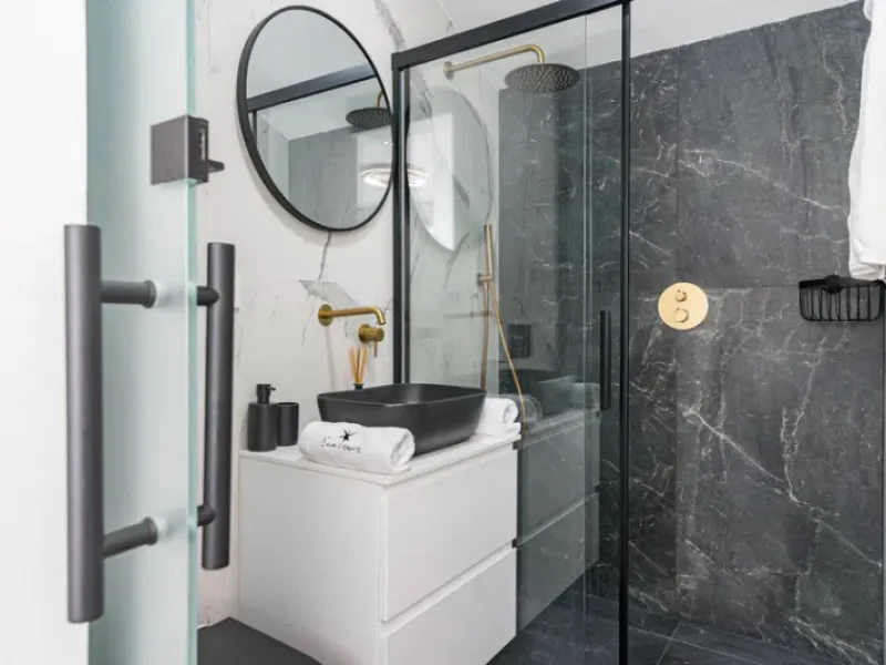 This marvelous property is situated within a well-known gated community in San Pedro de Alcántara, with a short walking distance from both Linda Vista Beach and San Pedro, and is well connected to amenities and facilities.
