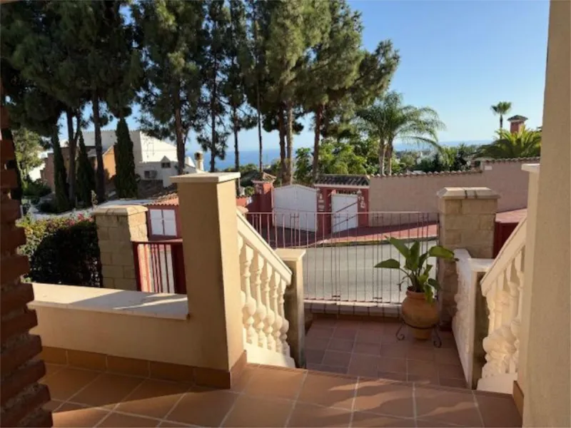 We cordially invite you to explore this remarkable property, nestled in a tranquil residential area in Calahonda. It is conveniently located just a few minutes' drive from the renowned La Siesta Golf, with a wide array of amenities and facilities in close