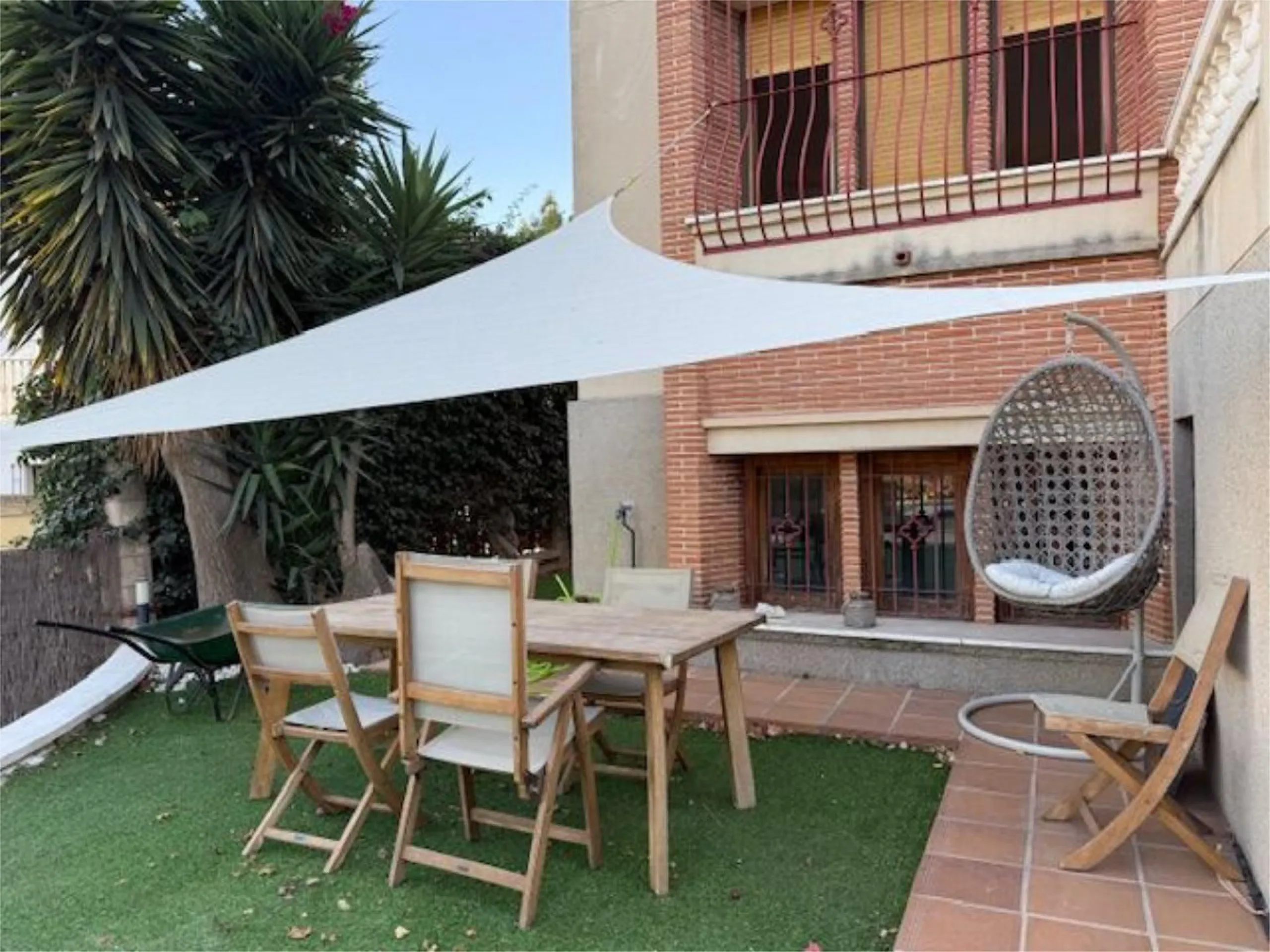 We cordially invite you to explore this remarkable property, nestled in a tranquil residential area in Calahonda. It is conveniently located just a few minutes' drive from the renowned La Siesta Golf, with a wide array of amenities and facilities in close