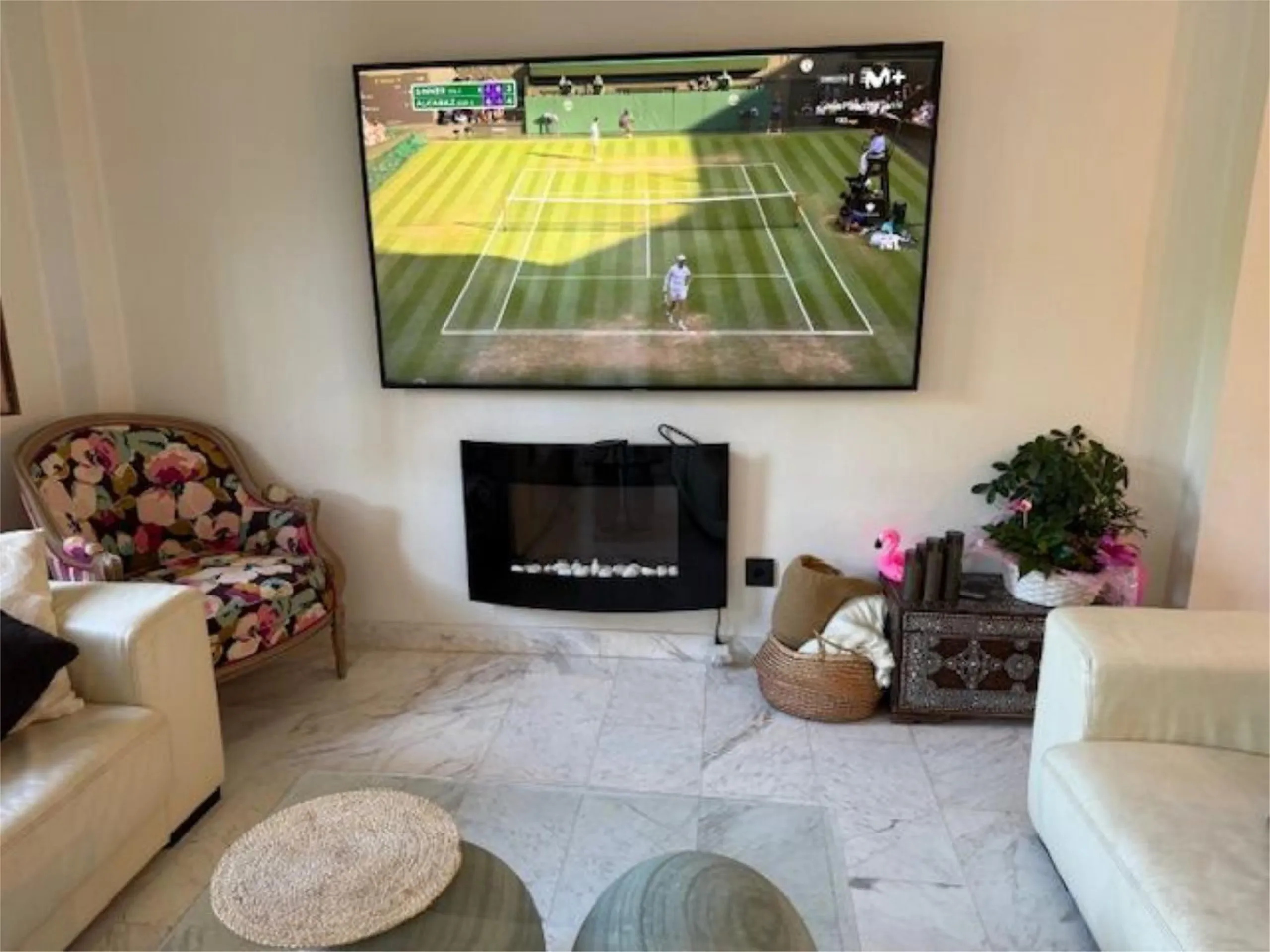 We cordially invite you to explore this remarkable property, nestled in a tranquil residential area in Calahonda. It is conveniently located just a few minutes' drive from the renowned La Siesta Golf, with a wide array of amenities and facilities in close