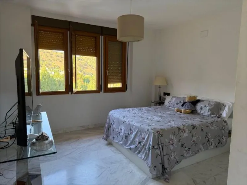 We cordially invite you to explore this remarkable property, nestled in a tranquil residential area in Calahonda. It is conveniently located just a few minutes' drive from the renowned La Siesta Golf, with a wide array of amenities and facilities in close
