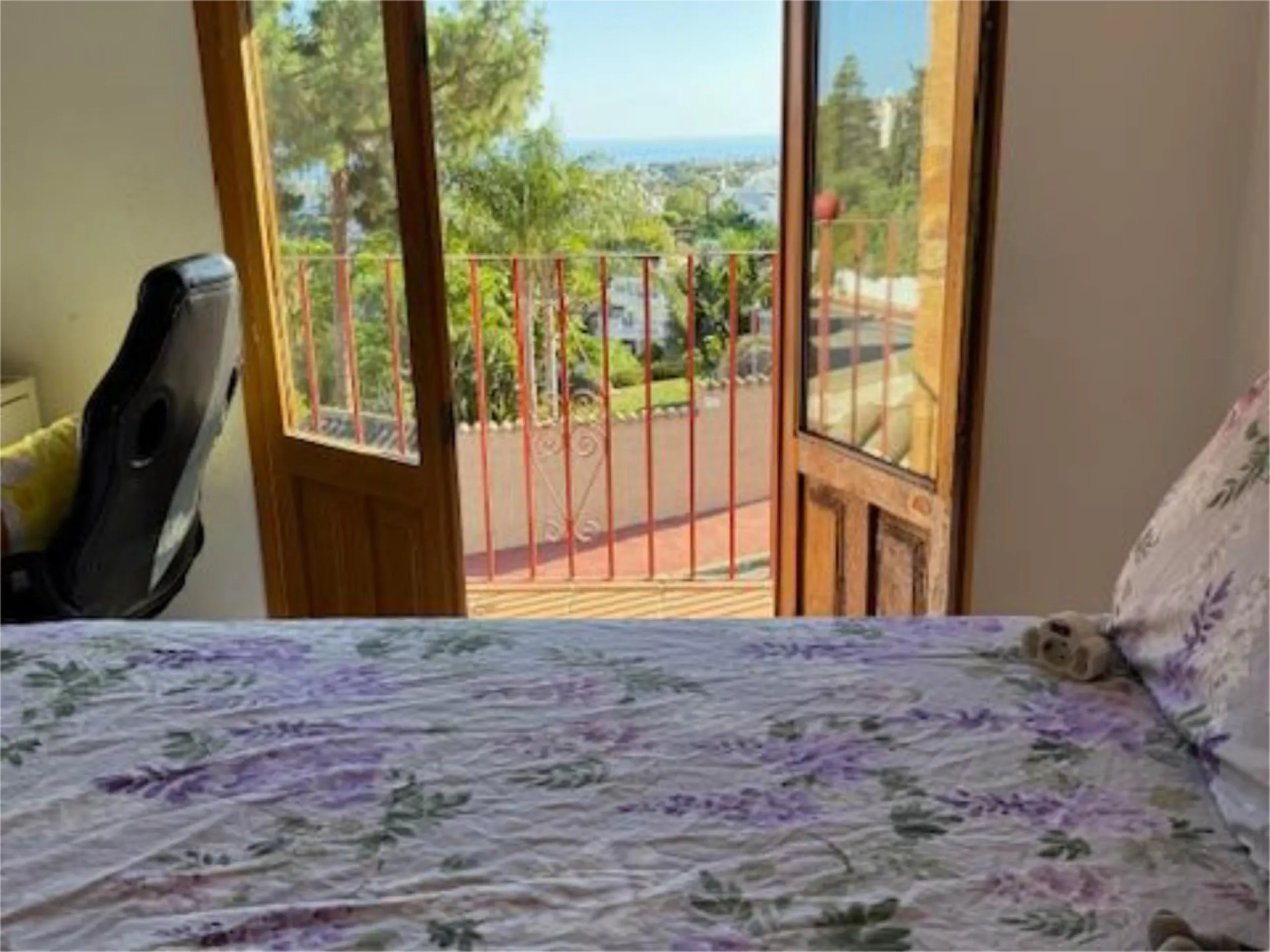 We cordially invite you to explore this remarkable property, nestled in a tranquil residential area in Calahonda. It is conveniently located just a few minutes' drive from the renowned La Siesta Golf, with a wide array of amenities and facilities in close