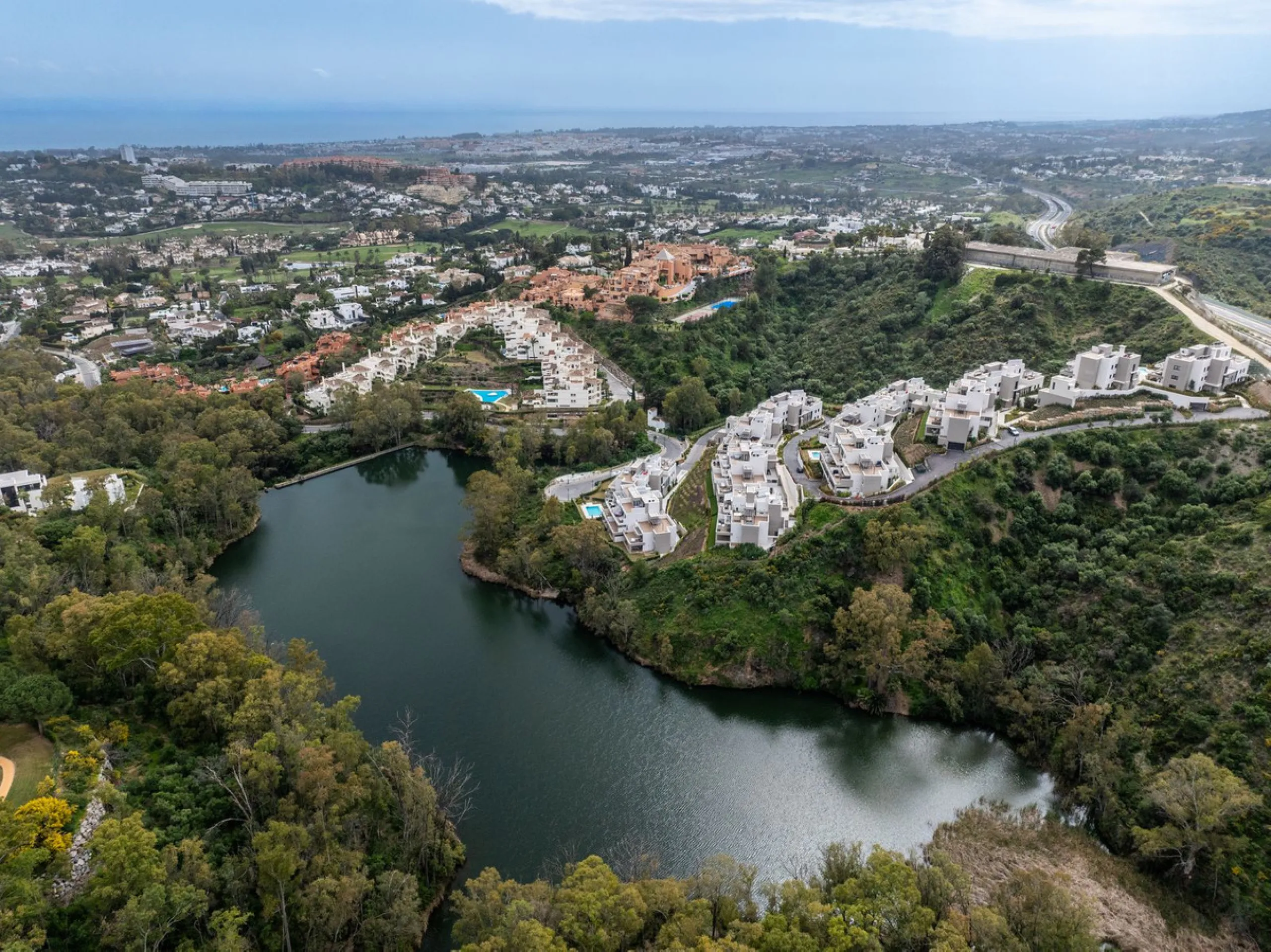 Apartment - Middle Floor Apartment в продаже в Marbella, Málaga. В доме 2 спален и 2 ванных комнат. Площадь дома 100 м²