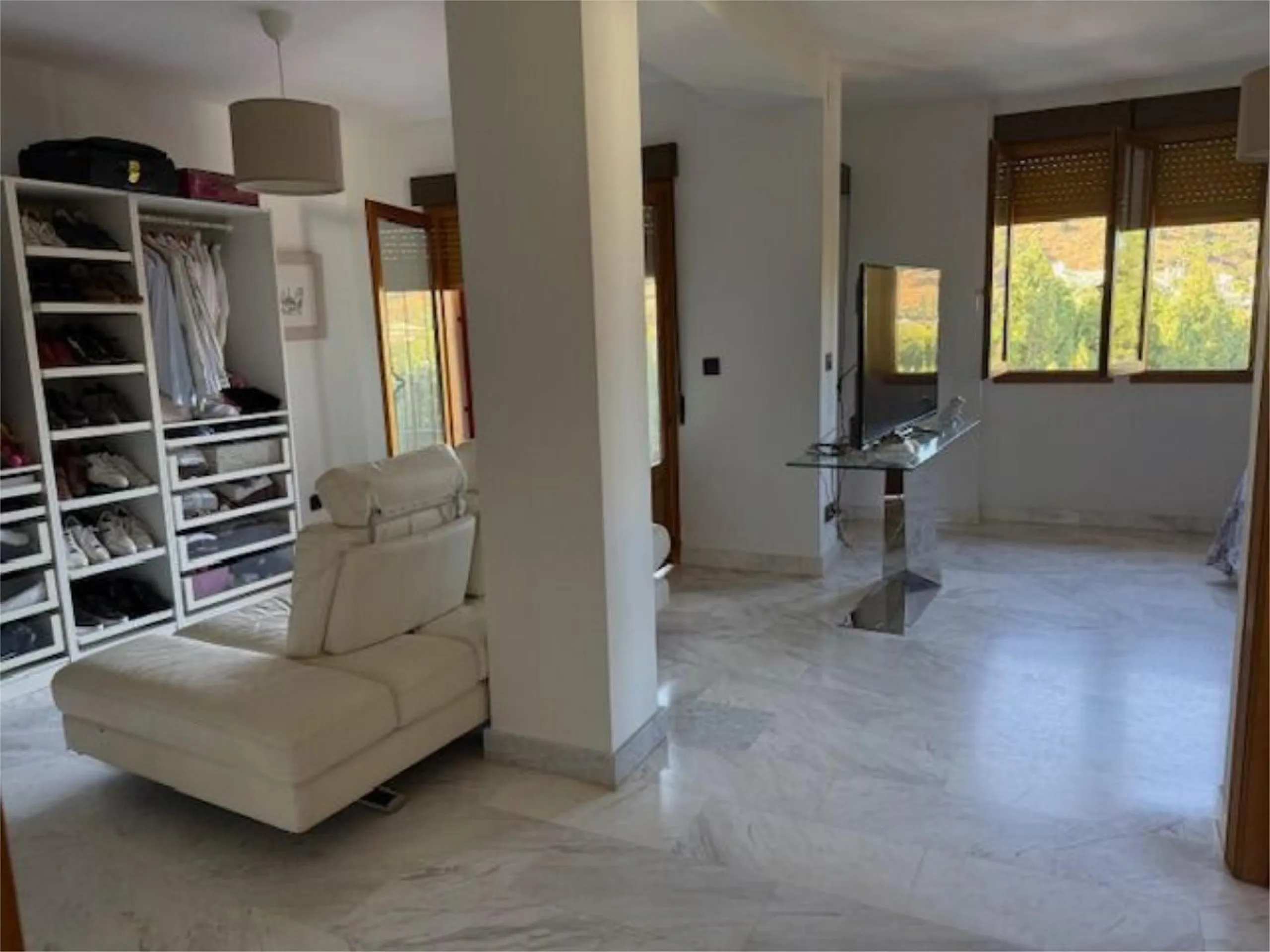 We cordially invite you to explore this remarkable property, nestled in a tranquil residential area in Calahonda. It is conveniently located just a few minutes' drive from the renowned La Siesta Golf, with a wide array of amenities and facilities in close