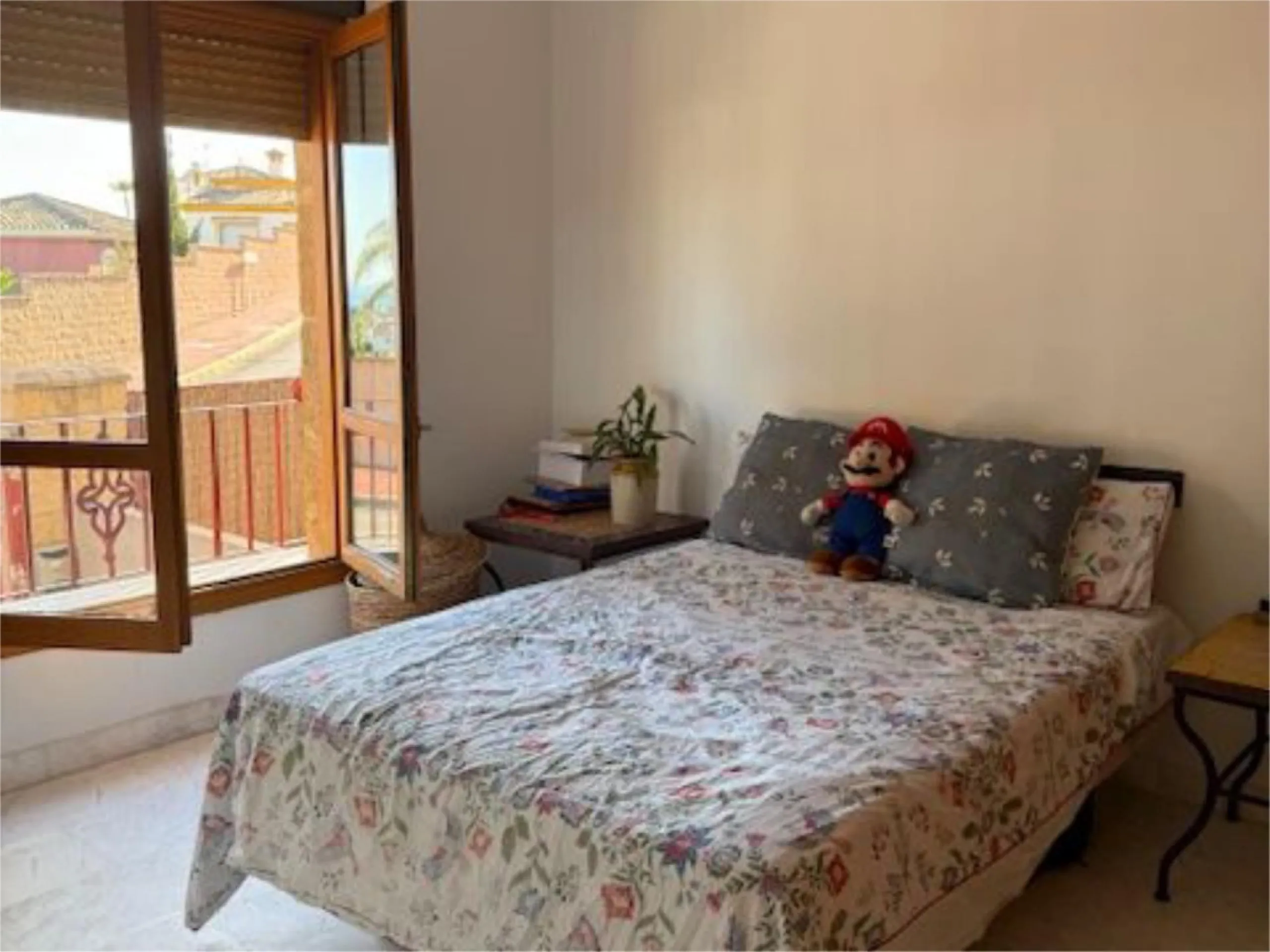 We cordially invite you to explore this remarkable property, nestled in a tranquil residential area in Calahonda. It is conveniently located just a few minutes' drive from the renowned La Siesta Golf, with a wide array of amenities and facilities in close