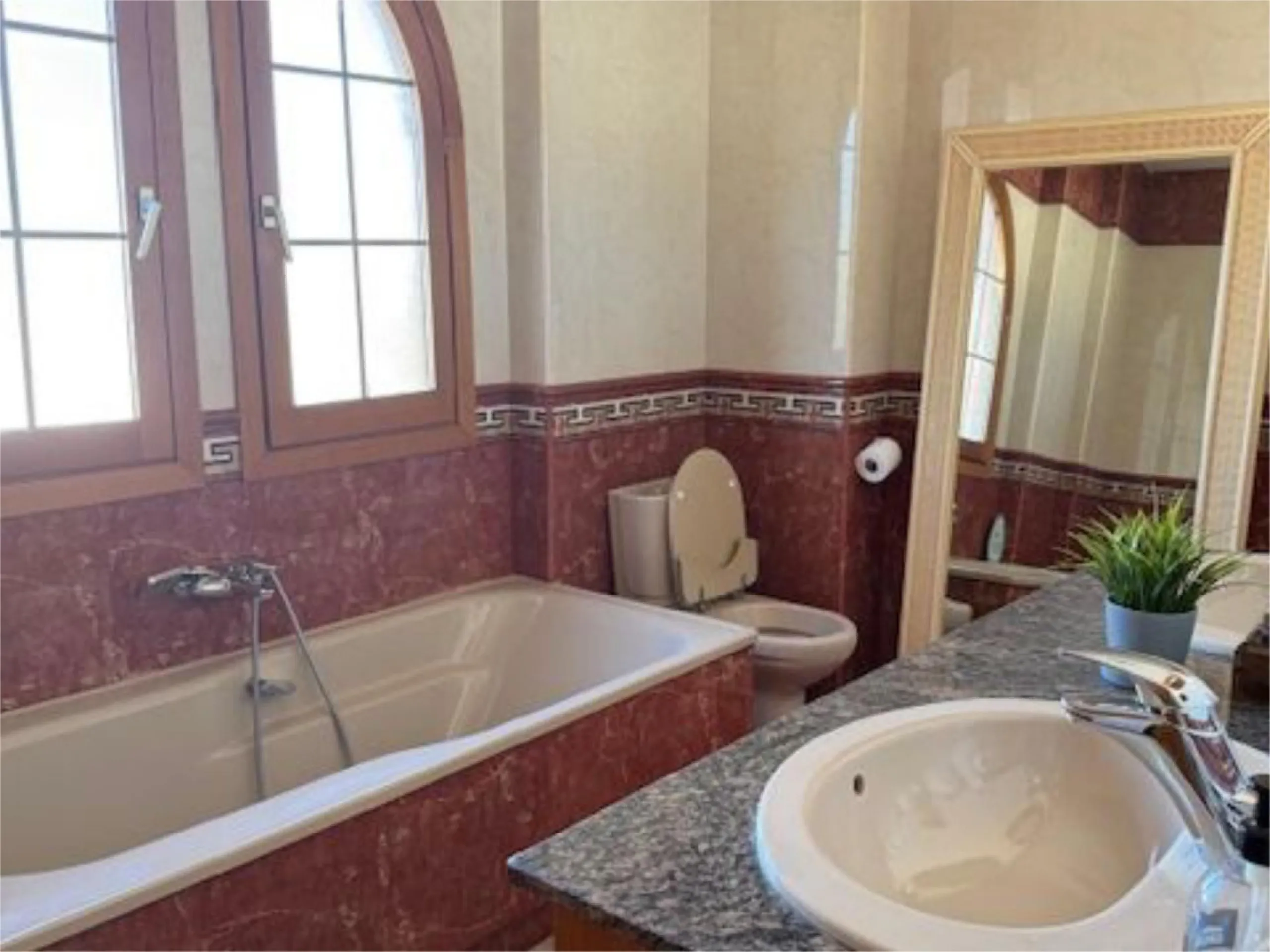 We cordially invite you to explore this remarkable property, nestled in a tranquil residential area in Calahonda. It is conveniently located just a few minutes' drive from the renowned La Siesta Golf, with a wide array of amenities and facilities in close