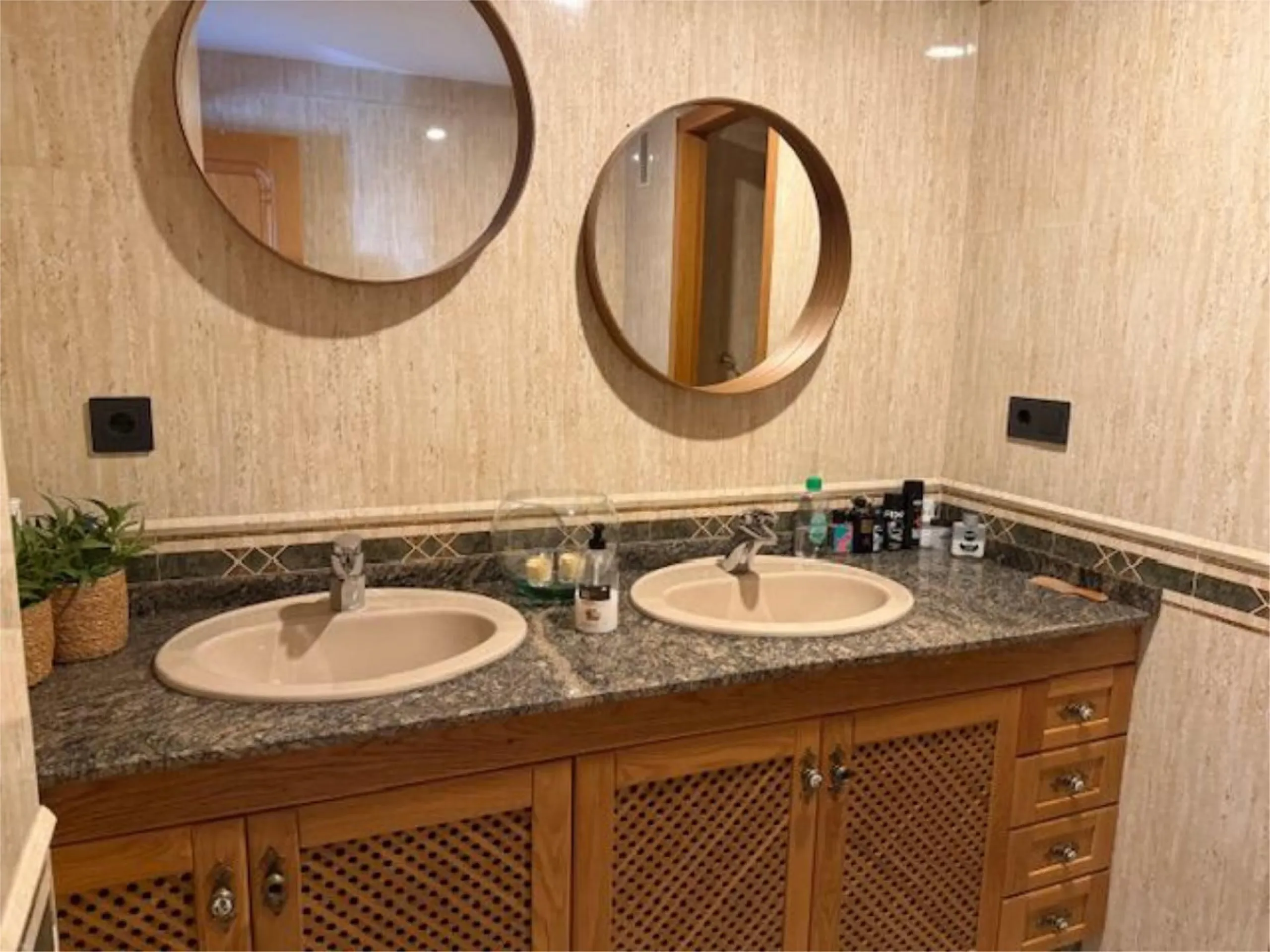 We cordially invite you to explore this remarkable property, nestled in a tranquil residential area in Calahonda. It is conveniently located just a few minutes' drive from the renowned La Siesta Golf, with a wide array of amenities and facilities in close
