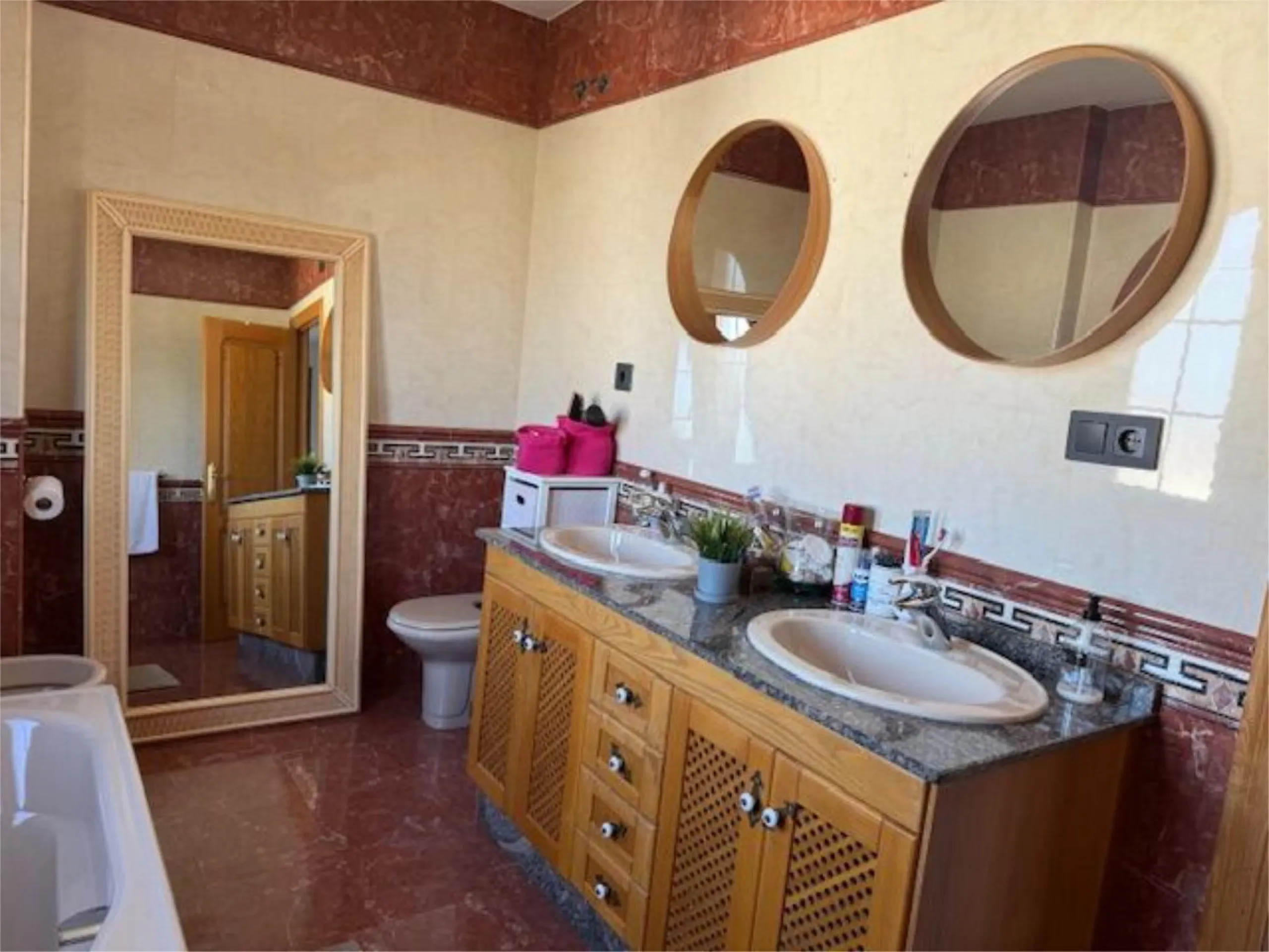 We cordially invite you to explore this remarkable property, nestled in a tranquil residential area in Calahonda. It is conveniently located just a few minutes' drive from the renowned La Siesta Golf, with a wide array of amenities and facilities in close