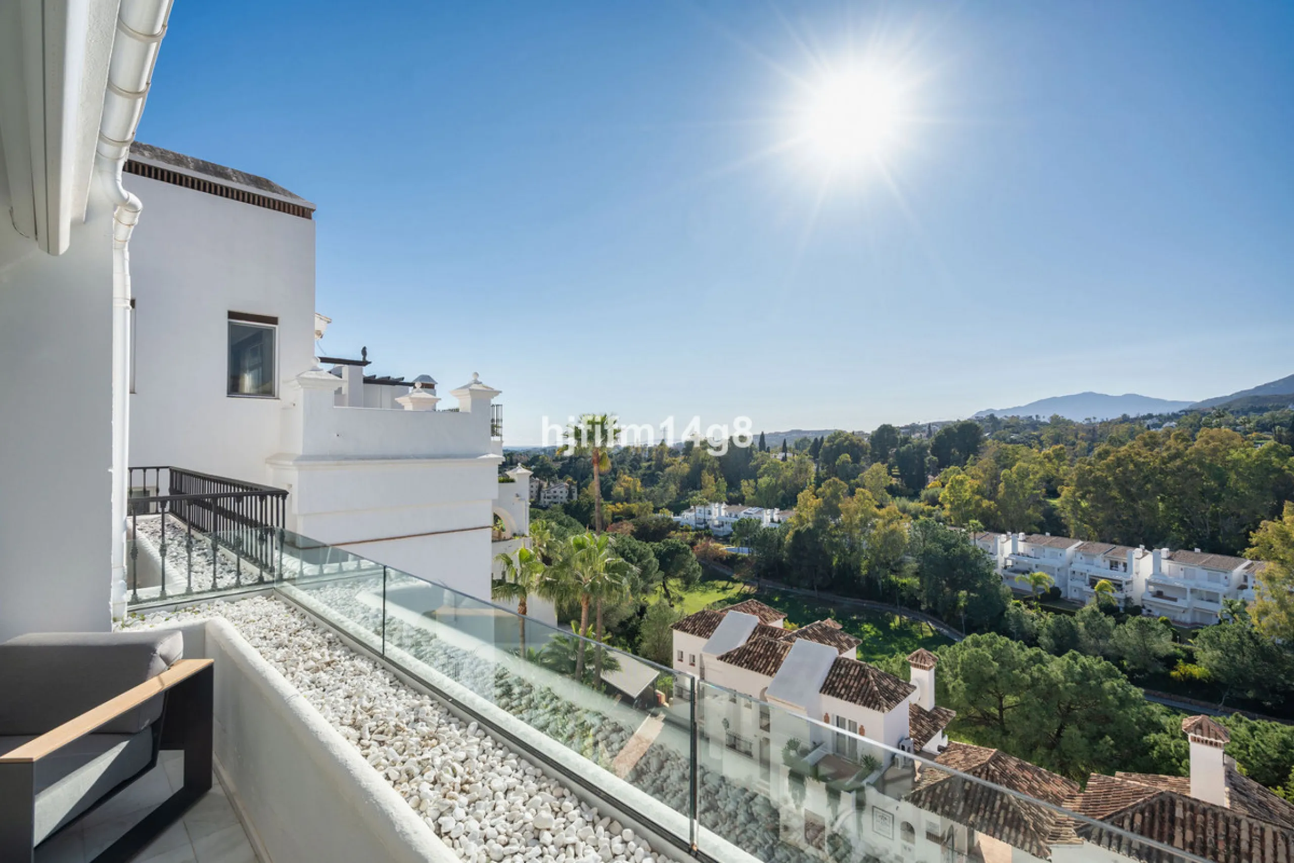Apartment - Middle Floor Apartment в продаже в Benahavís, Málaga. В доме 3 спален и 2 ванных комнат. Площадь дома 141 м²
